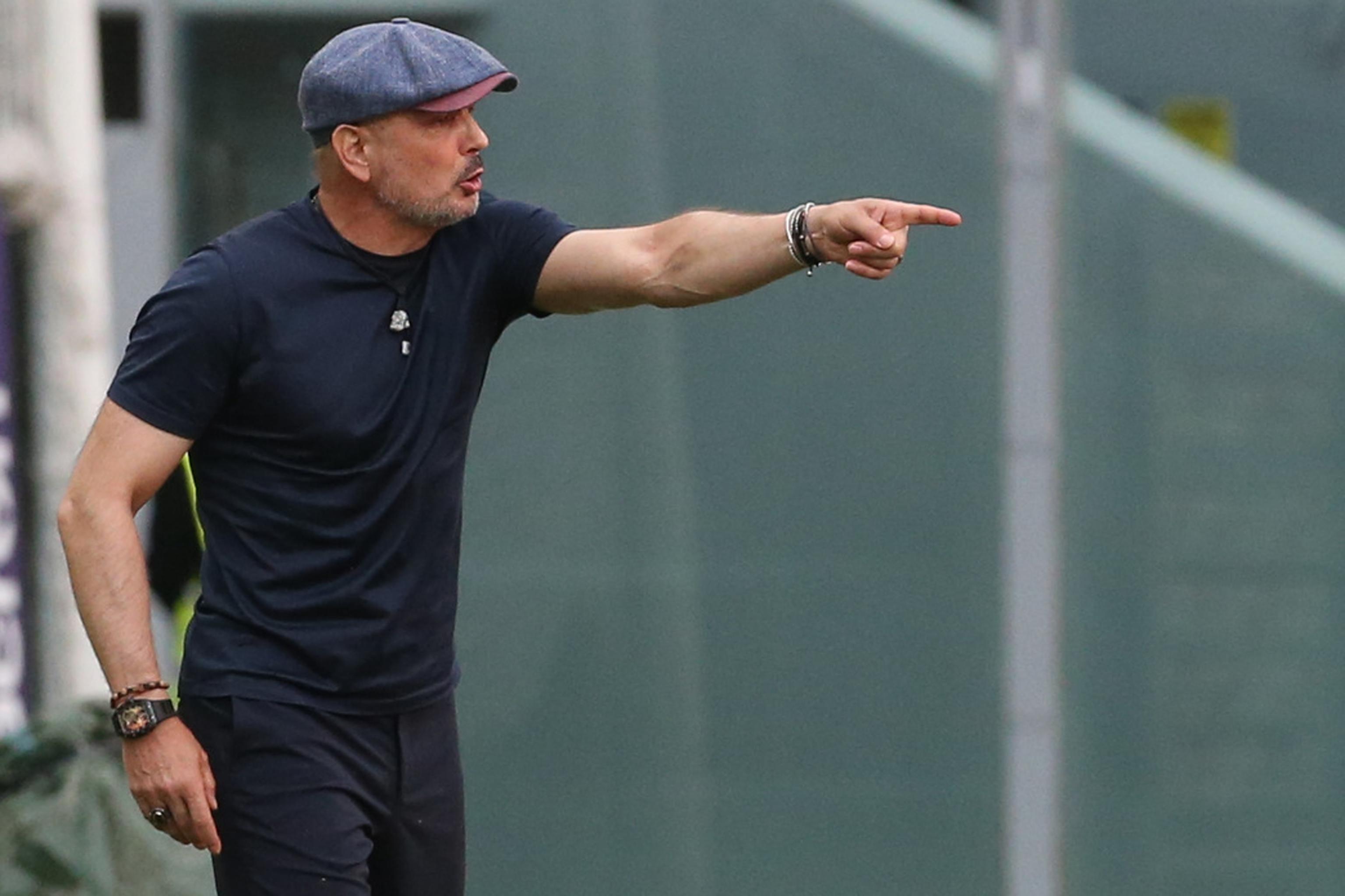epa08521271 Bologna's coach Sinisa Mihajlovic reacts during the Italian Serie A soccer match Bologna FC vs Cagliari Calcio at the Renato Dall'Ara stadium in Bologna, Italy, 01 July 2020.  EPA-EFE/GIORGIO BENVENUTI