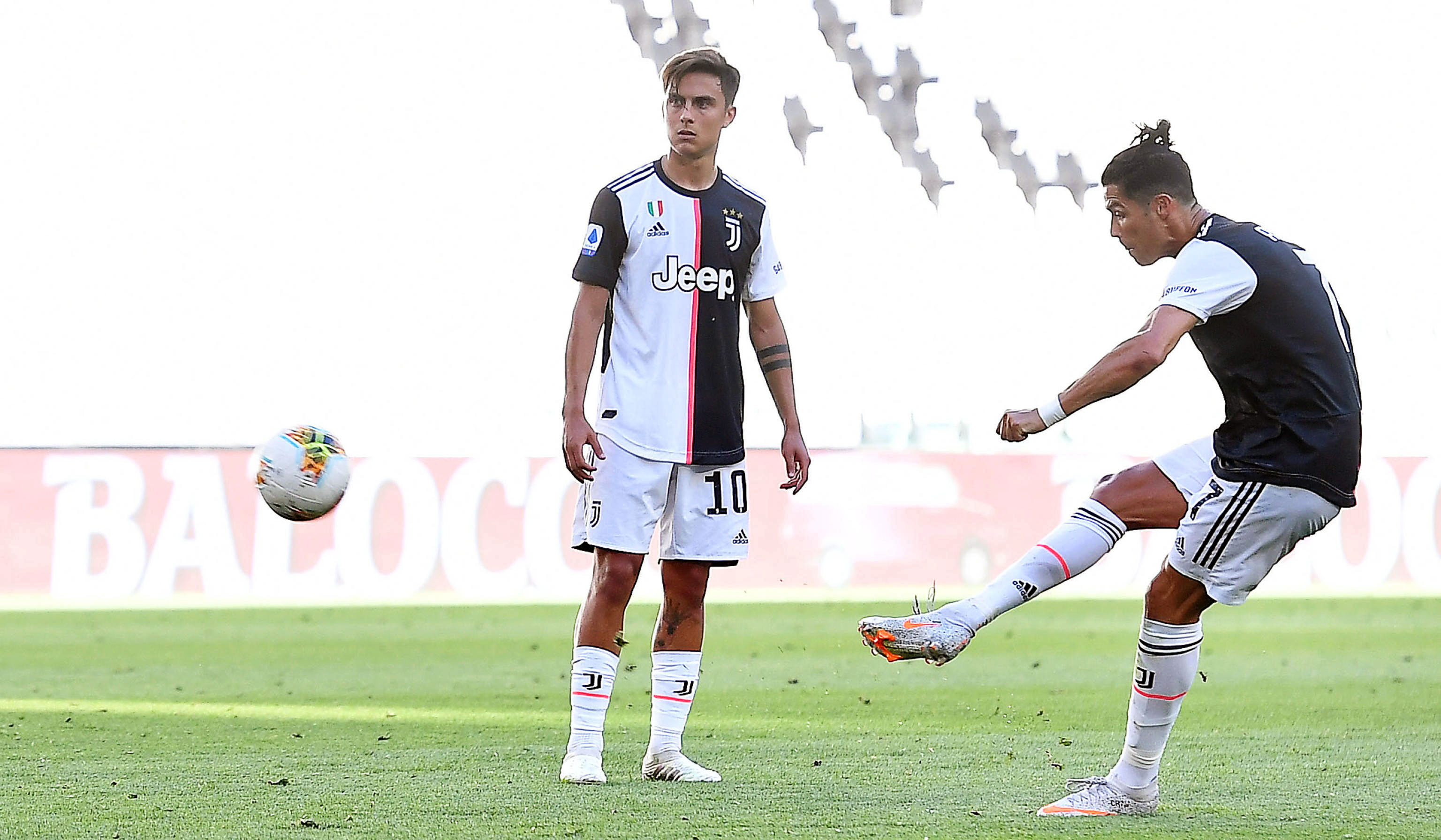 epa08527173 Juventus' Cristiano Ronaldo (R) scores the 3-1 lead during the Italian Serie A soccer match between Juventus FC and Torino FC in Turin, Italy, 04 July 2020.  EPA-EFE/ALESSANDRO DI MARCO