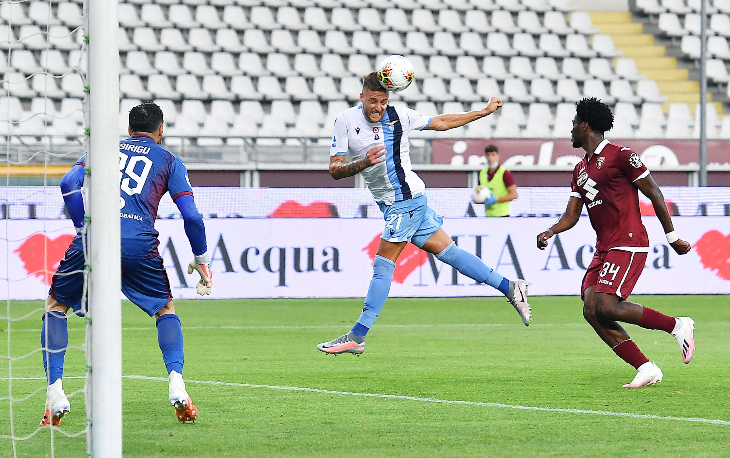 epa08518664 Lazio's Segej Milinkovic-Savic (C) in action during the Italian Serie A soccer match between Torino FC and Lazio at the Olimpico Grande Torino stadium in Turin, Italy, 30 June 2020.  EPA-EFE/ALESSANDRO DI MARCO