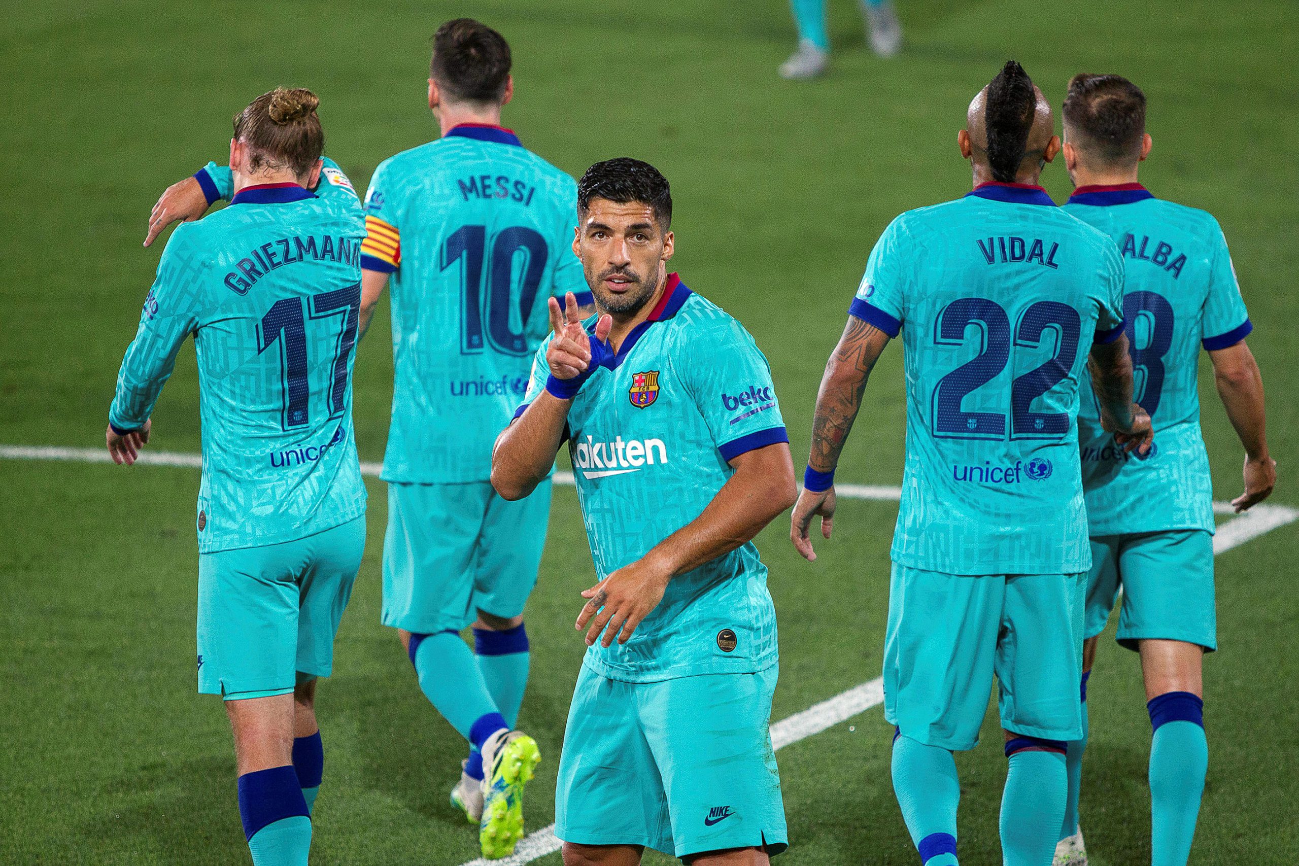 epa08529708 FC Barcelona's Luis Suarez (C) celebrates after scoring the 2-1 lead during the Spanish La Liga soccer match between Villarreal CF and FC Barcelona at La Ceramica stadium in Villarreal, eastern Spain, 05 July 2020.  EPA-EFE/DOMENECH CASTELLO