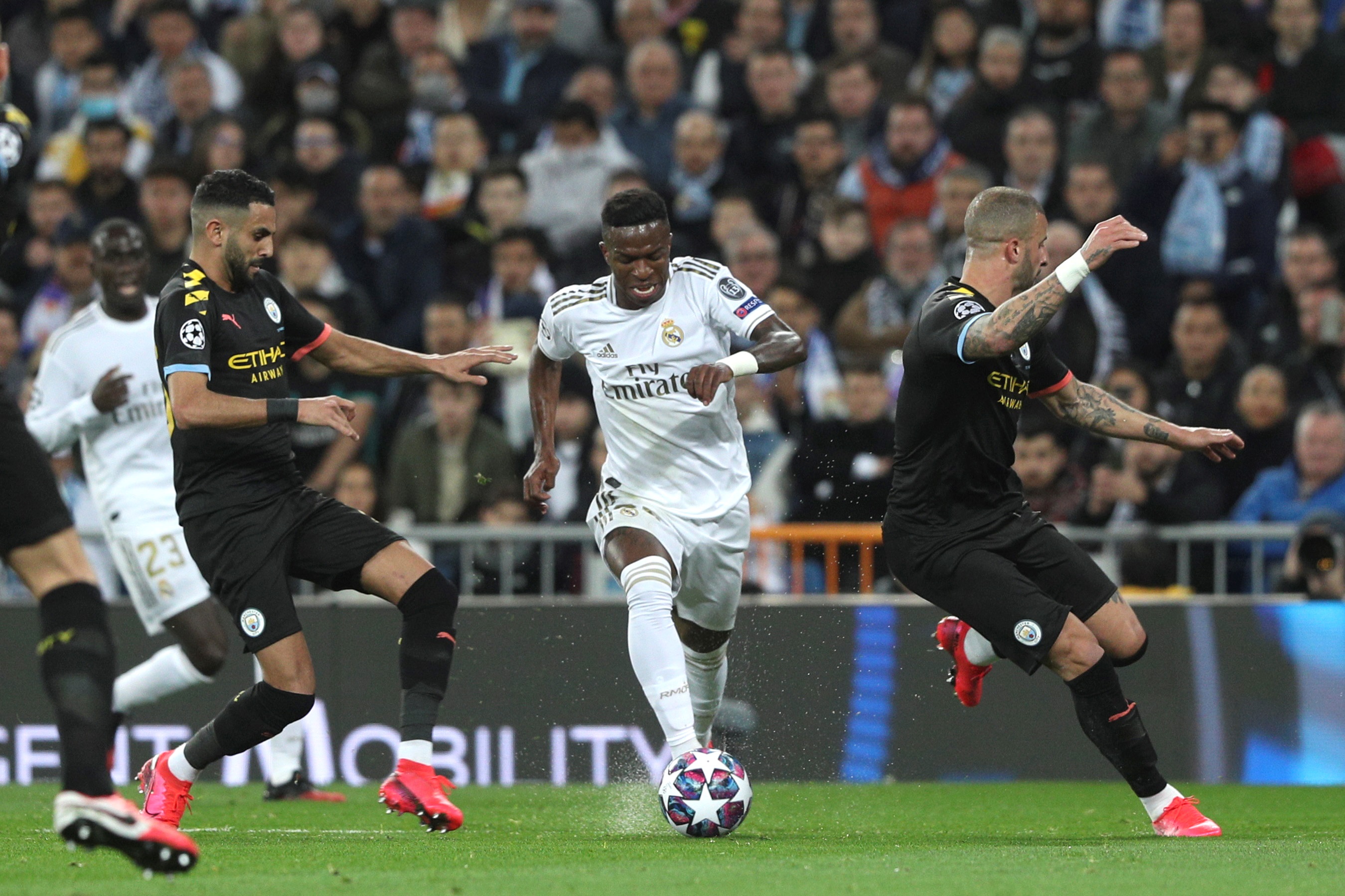 epa08250619 Real Madrid's Vinicius Jr (C) in action during the UEFA Champions League round of 16, first leg, soccer match between Real Madrid and Manchester City at Santiago Bernabeu stadium in Madrid, Spain, 26 February 2020.  EPA-EFE/RODRIGO JIMENEZ