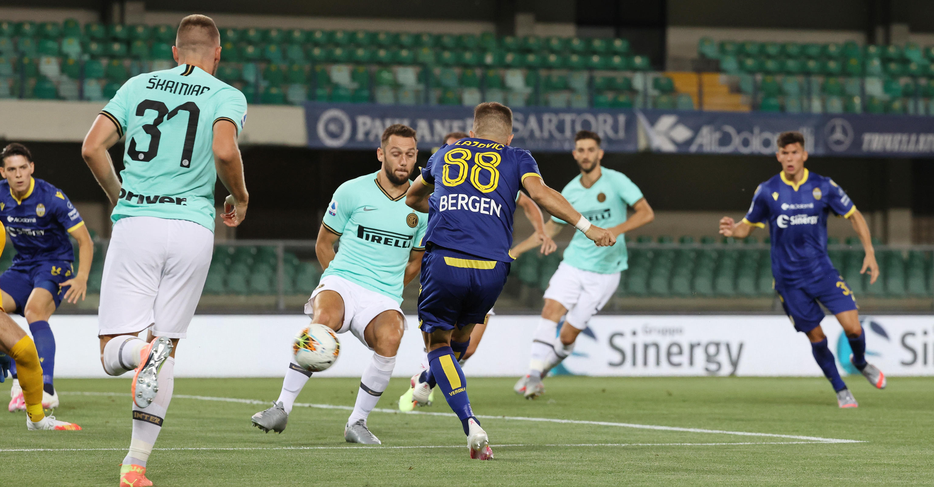epa08537584 Hellas Verona's Darko Lazovic scores the 1-0 lead during the Italian Serie A soccer match Hellas Verona vs FC Inter at Bentegodi stadium in Verona, Italy, 09 July 2020.  EPA-EFE/SIMONE VENEZIA