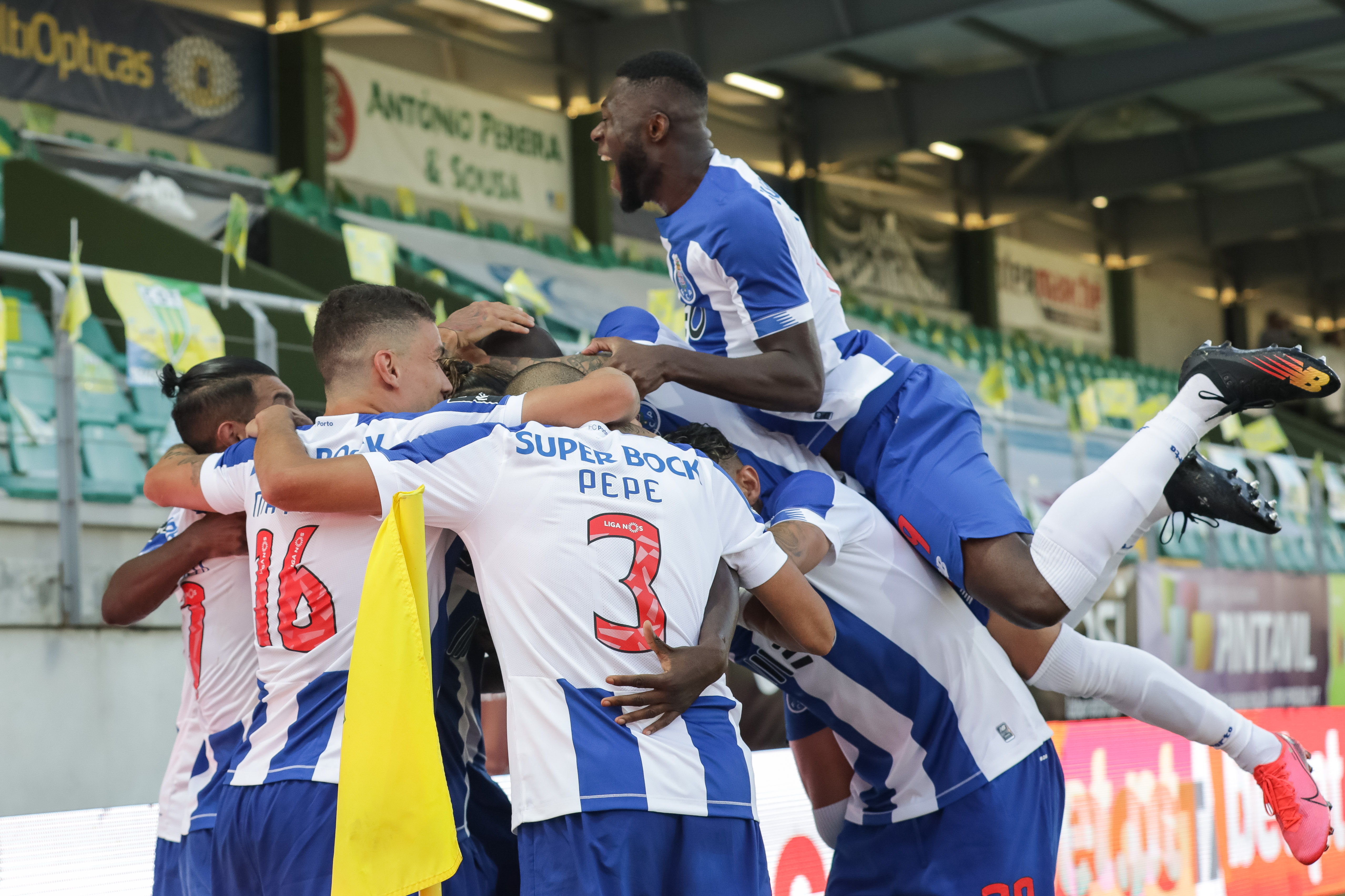 epa08537576 FC Porto players celebrate after scoring a goal during the Portuguese First League soccer match Tondela vs FC Porto held at Joao Cardoso Stadium, in Tondela, Portugal, 09 July 2020.  EPA-EFE/PAULO NOVAIS / POOL