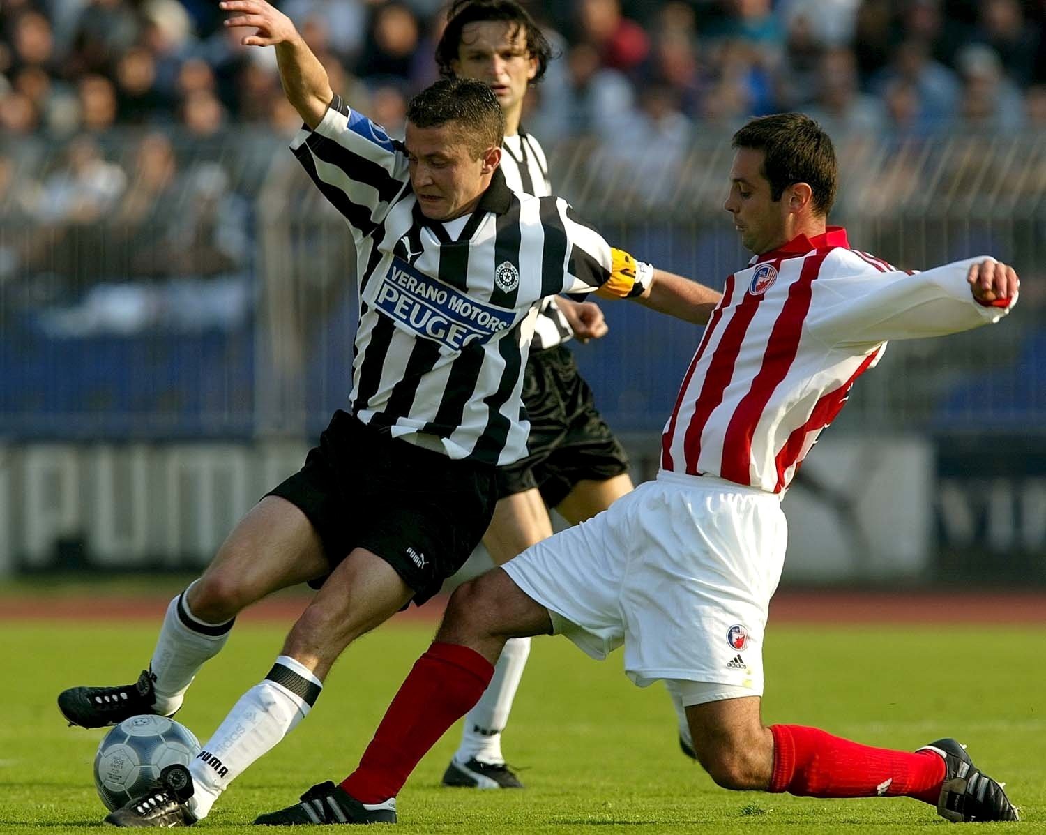 BEL02 - 20020421 - BELGRADE, SERBIA, YUGOSLAVIA: Sasa Ilic (L) of Partizan passes by Marjan Markovic (R) of Red Star, during their Yugoslav first division derby in Belgrade, on Sunday, 21. April, 2002. Red Star von 3:0. 
EPA PHOTO EPA / SRDJAN SUKI