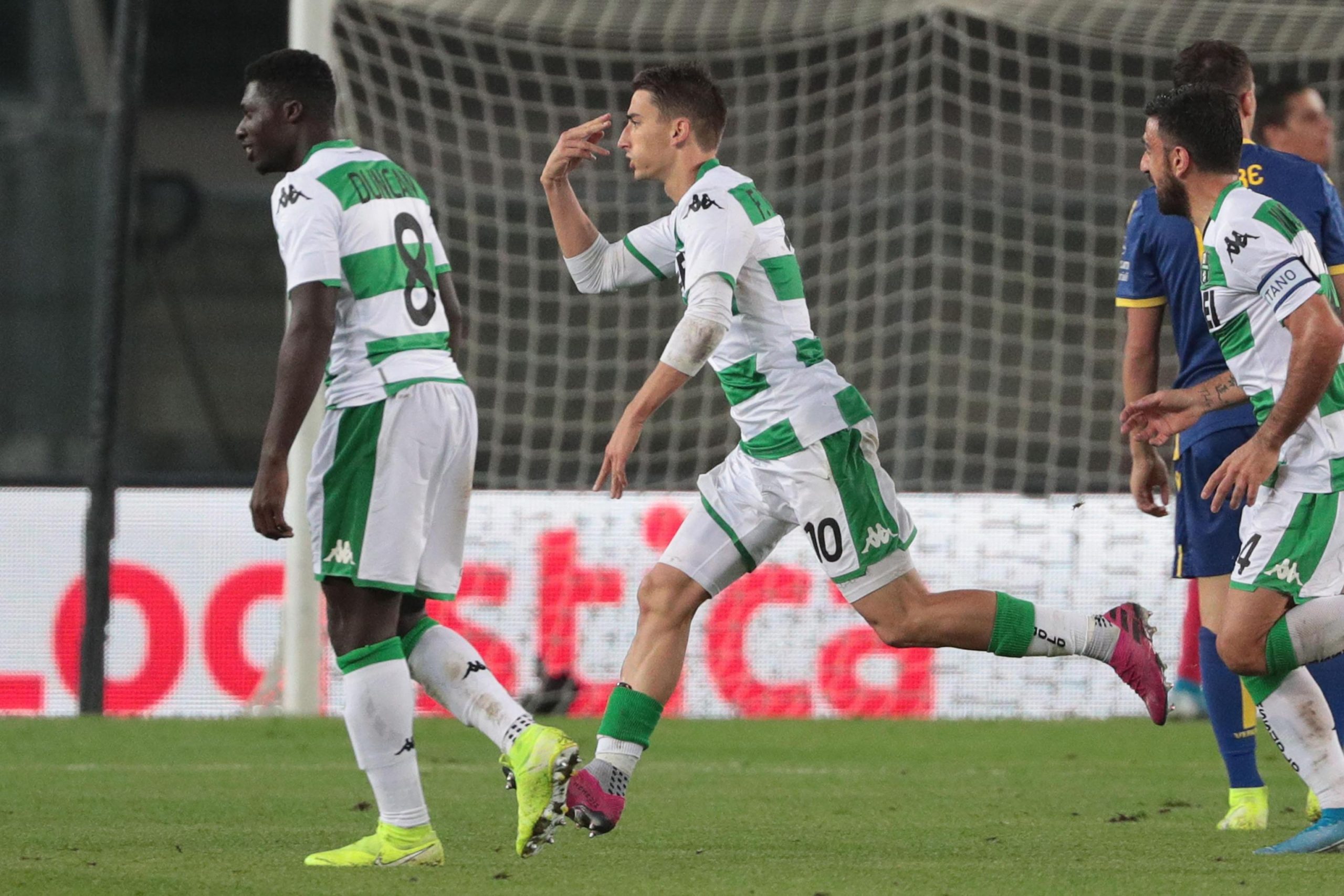 epa07949692 Sassuolo's Filip Djuricic (C) jubilates after scoring the goal  during the Italian Serie A soccer match Hellas Verona FC vs US Sassuolo at the Marcantonio Bentegodi stadium in Verona, Italy, 25 October 2019.  EPA-EFE/FILIPPO VENEZIA