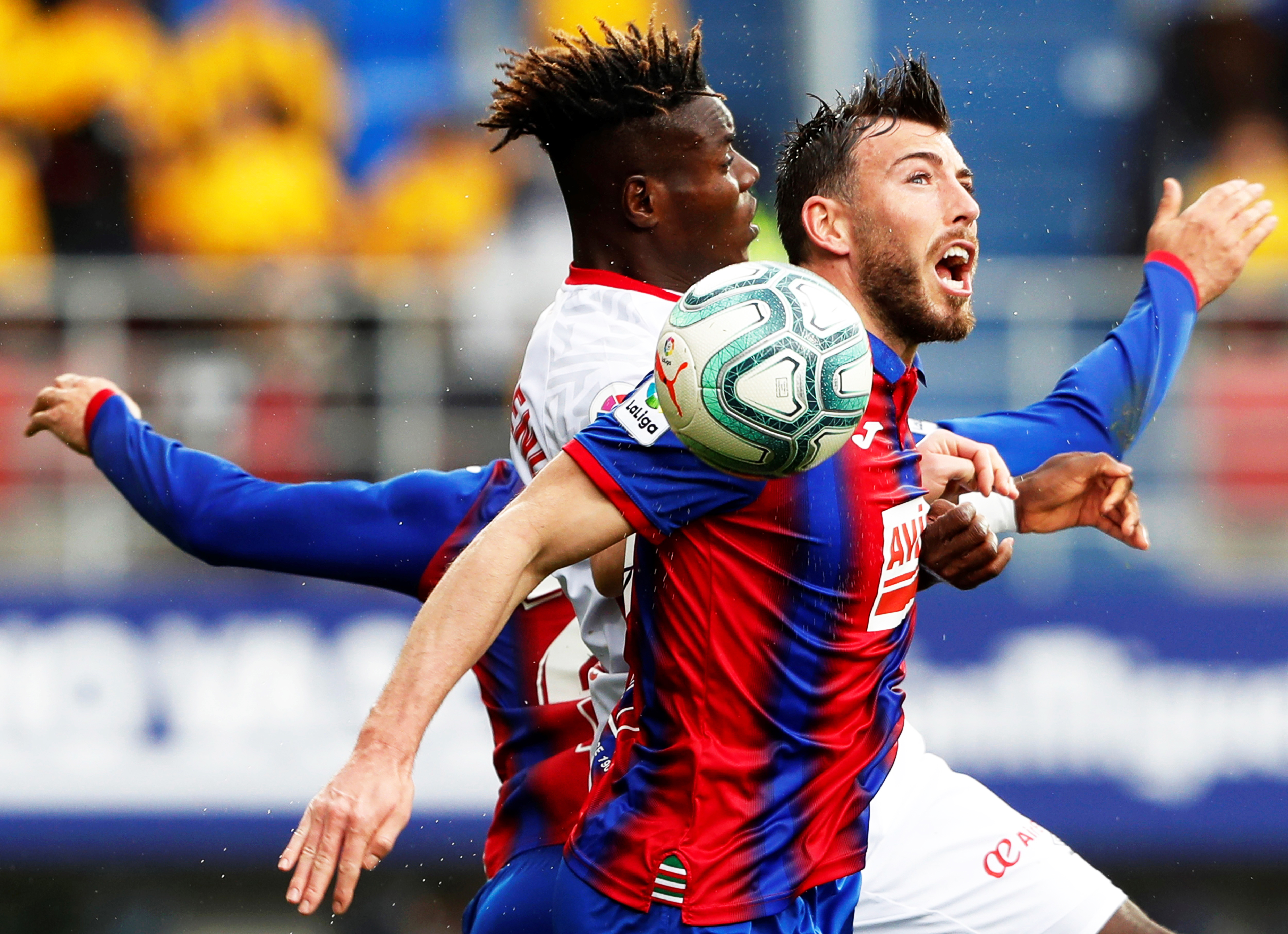 epa08276319 Eibar's Sergi Enrich (R) in action against Mallorca's Lumor Agbenyenu (L) during the Spanish La Liga soccer match between SD Eibar and RCD Mallorca in Eibar, northern Spain, 07 March 2020.  EPA-EFE/JUAN HERRERO