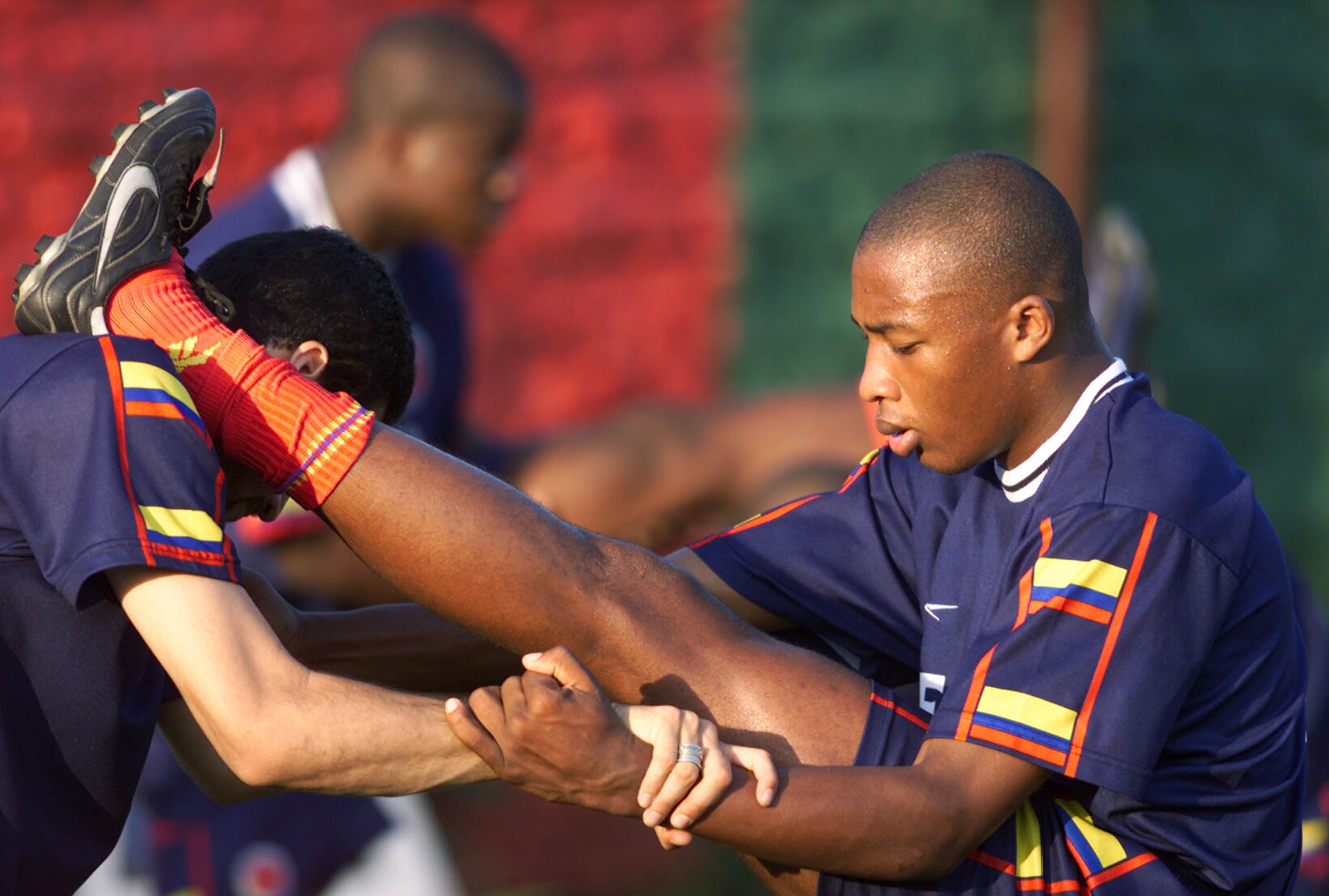 COLOMBIAN CONGO AND YEPES DO STRETCHING IN A TRAINING SESSION.