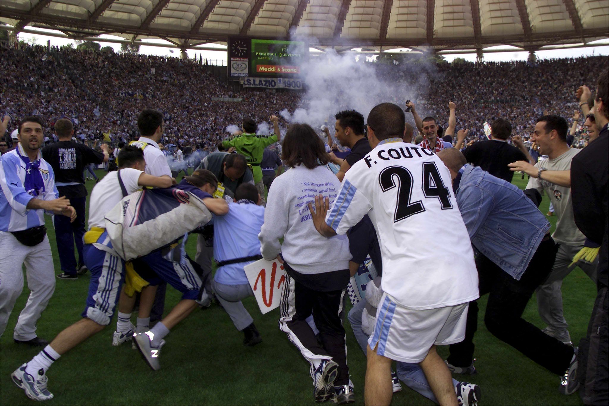 SOCCER - ITALY/LAZIO FANS INVADE PITCH