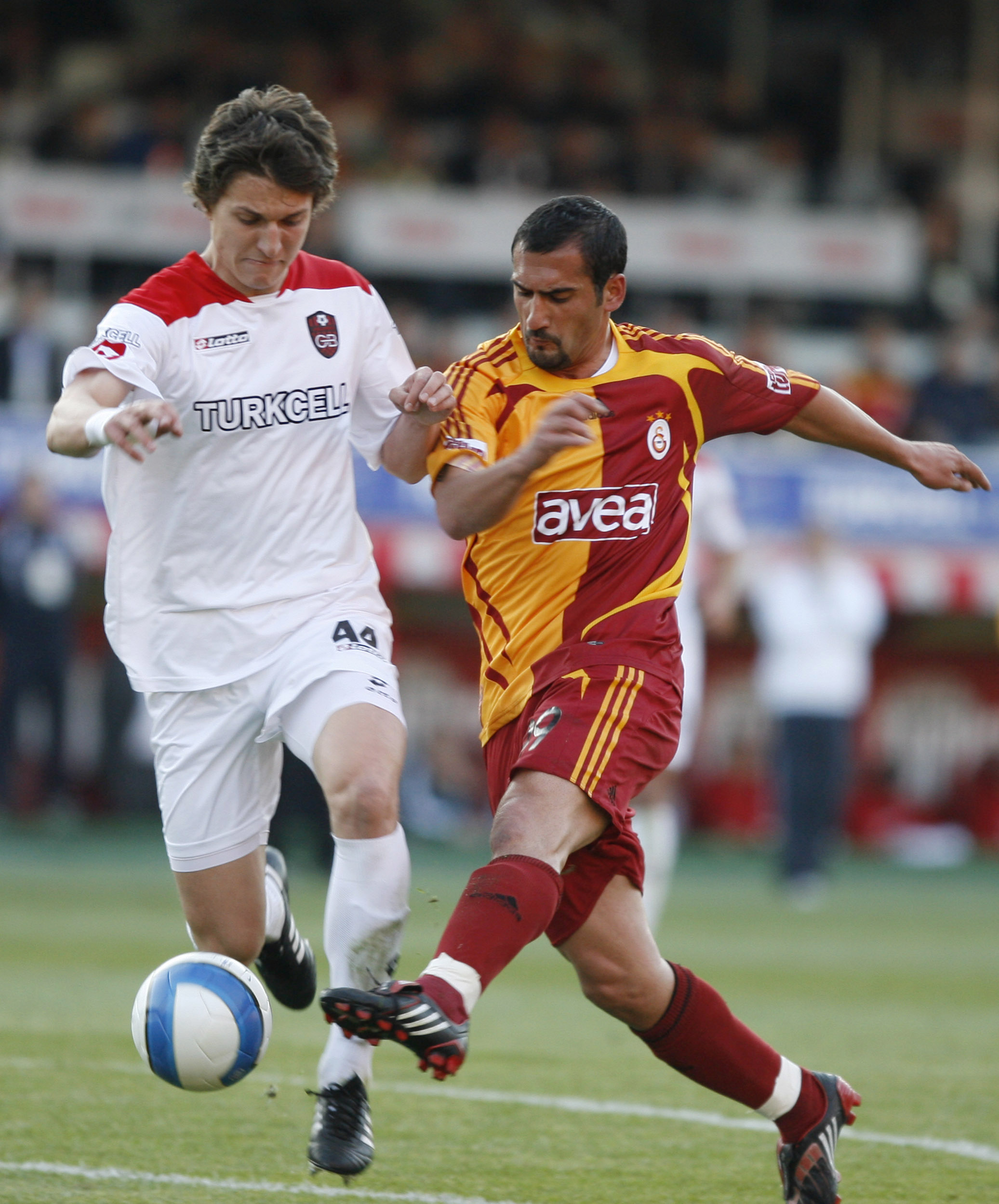 Galatasaray's Umit Karan (R) fights for the ball with Cevher Toktas of Genclerbirligi Oftas during their Turkish Super League soccer match at the Ali Sami Yen in Istanbul May 10, 2008. REUTERS/Osman Orsal (TURKEY) - GM1E45B045J01