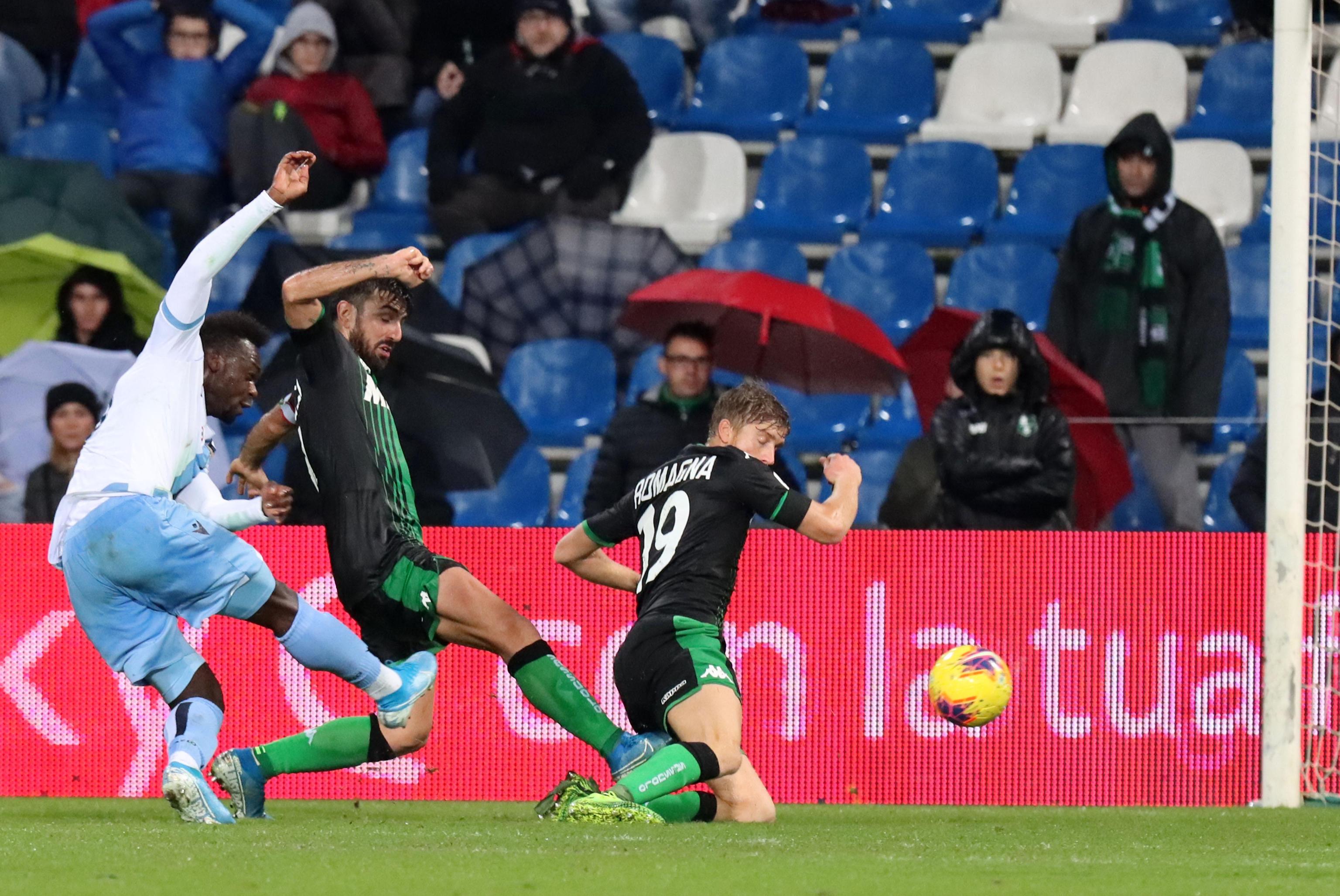 epa08022333 Lazio's Felipe Caicedo  scores the goal (1-2) during the Italian Serie A soccer match US Sassuolo vs SS Lazio at Mapei Stadium in Reggio Emilia, Italy, 24 November 2019.  EPA-EFE/SERENA CAMPANINI