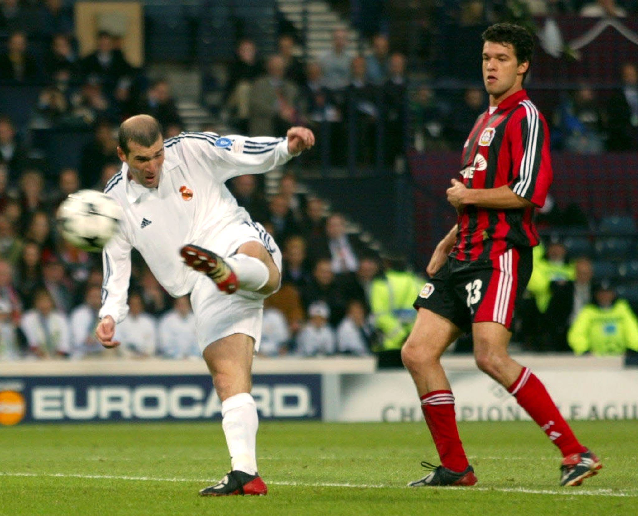 GLG18 - 20020515, GLASGOW, UNITED KINGDOM: Real Madrid's French playmaker Zinedine Zidane (L) shoots on the goal in front of Michael Ballack of Bayer Leverkusen during the Champions League final at Hampden Park stadium in Glasgow, 15 May 2002.