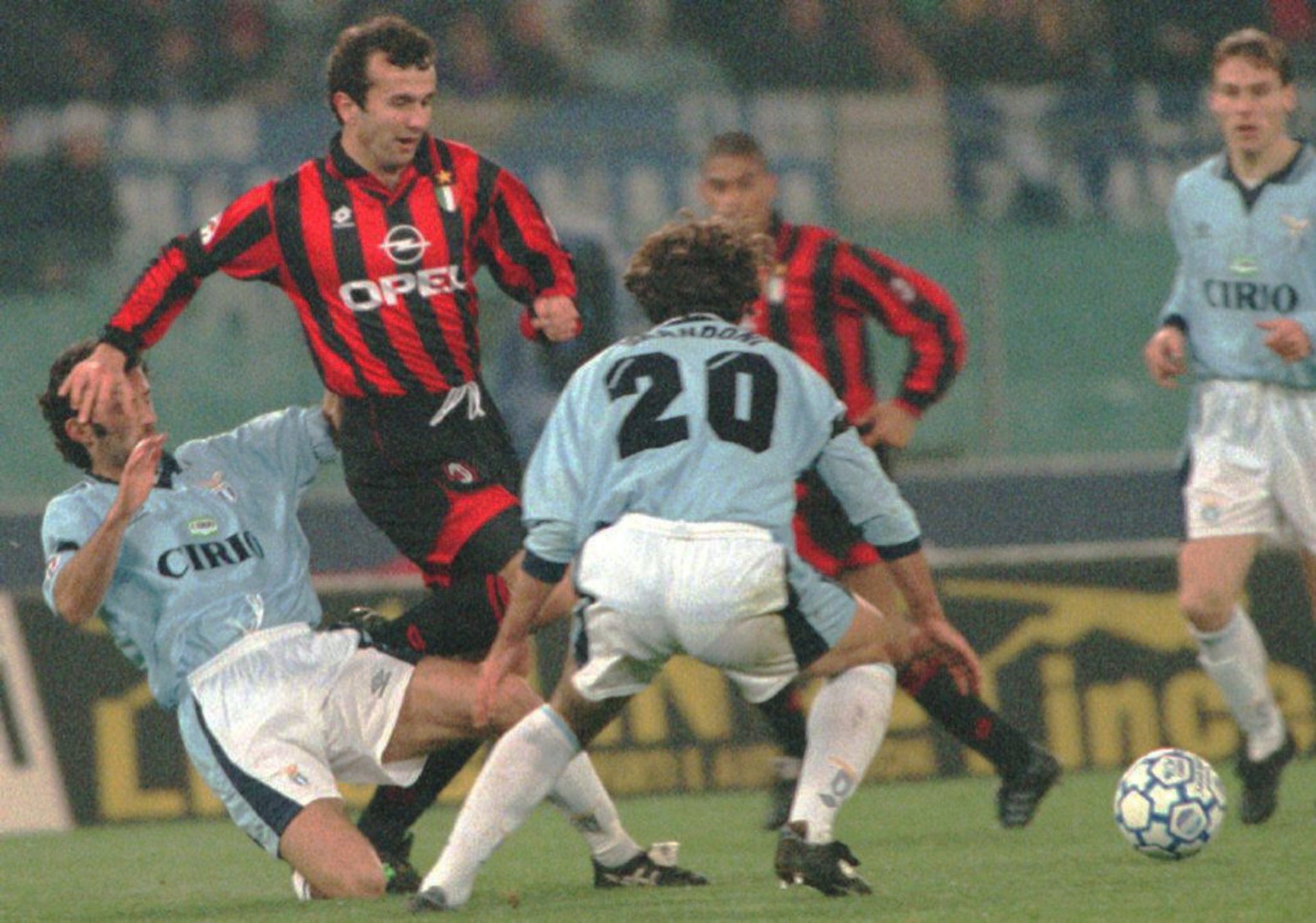 AC Milan forward Dejan Savicevic (C) asserts over Lazio Rome's Paolo Negro (L) and Grandoni (no.20) during their Serie A match at the olympic stadium in Rome, 05 January. Lazio won 3-0.