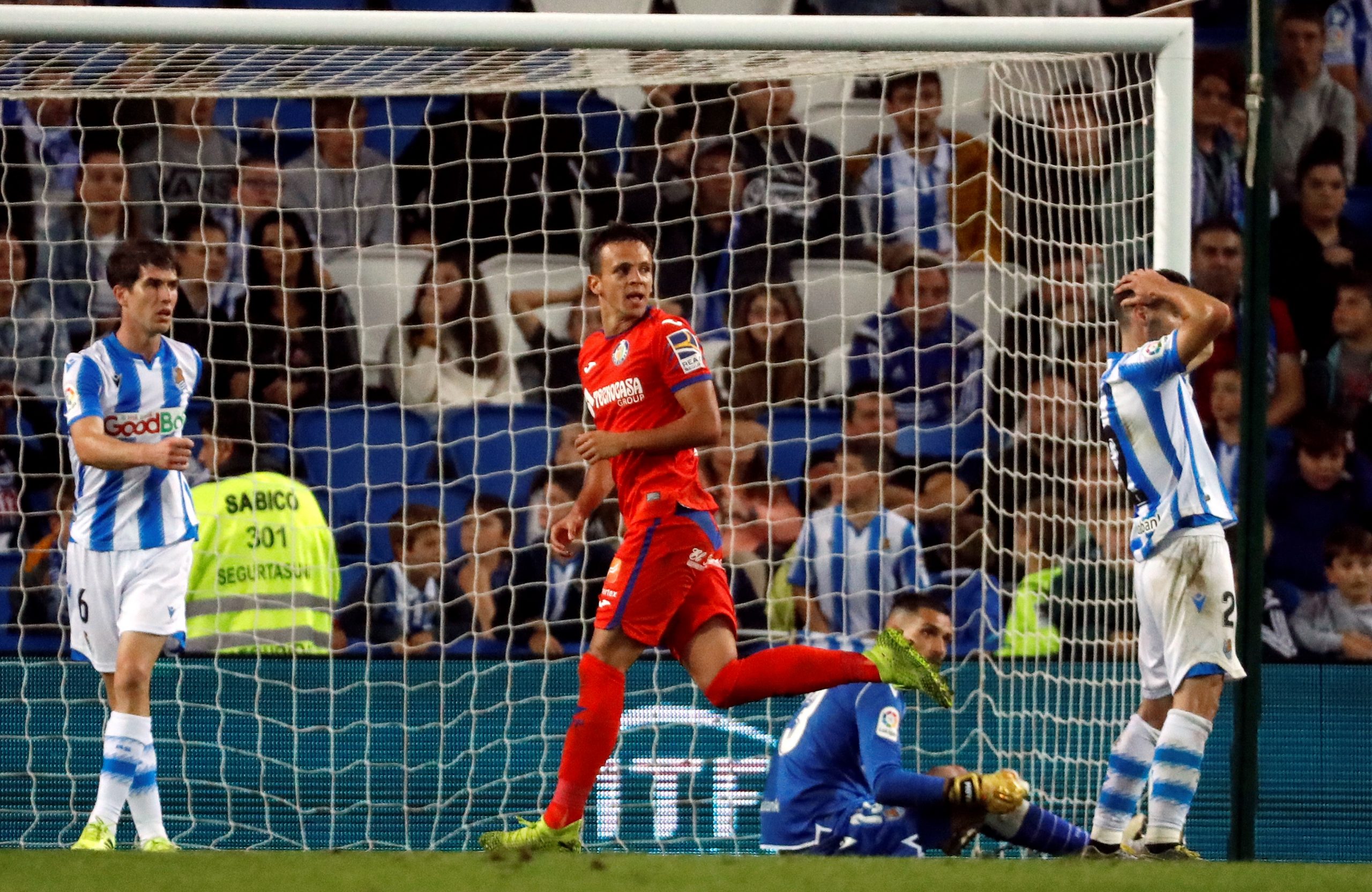 epa07902098 Getafe's Nemanja Maksimovic (C) celebrates after scoring during a Spanish LaLiga soccer match between Real Sociedad and Getafe at the Anoeta stadium in San Sebastian, Basque Country, northern Spain, 06 October 2019.  EPA-EFE/Javier Etxezarreta