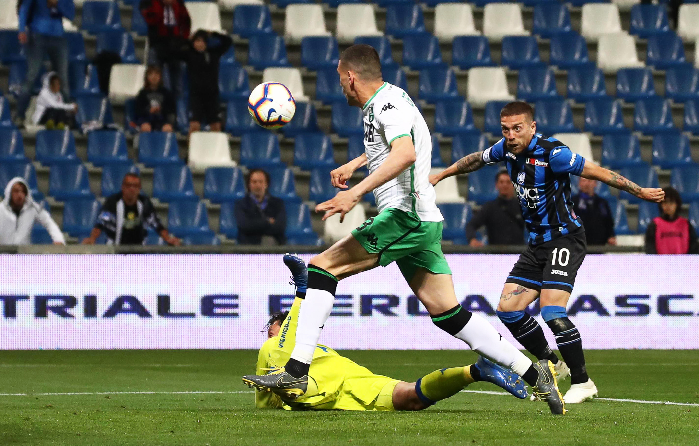 epa07604095 Atalanta's Alejandro Dario Gomez (R) scores the 2-1 lead during the Italian Serie A soccer match between Atalanta Bergamo and US Sassuolo Calcio in Reggio Emilia, Italy, 26 May 2019.  EPA-EFE/PAOLO MAGNI