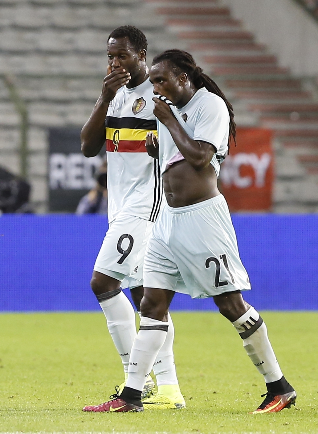 epa05519136 Belgium's Romelu Lukaku (L) and Jordan Lukaku after the international friendly soccer match between Spain and Belgium at King Baudouin Stadium, in Brussels, Belgium, 01 September 2016.  EPA/JULIEN WARNAND