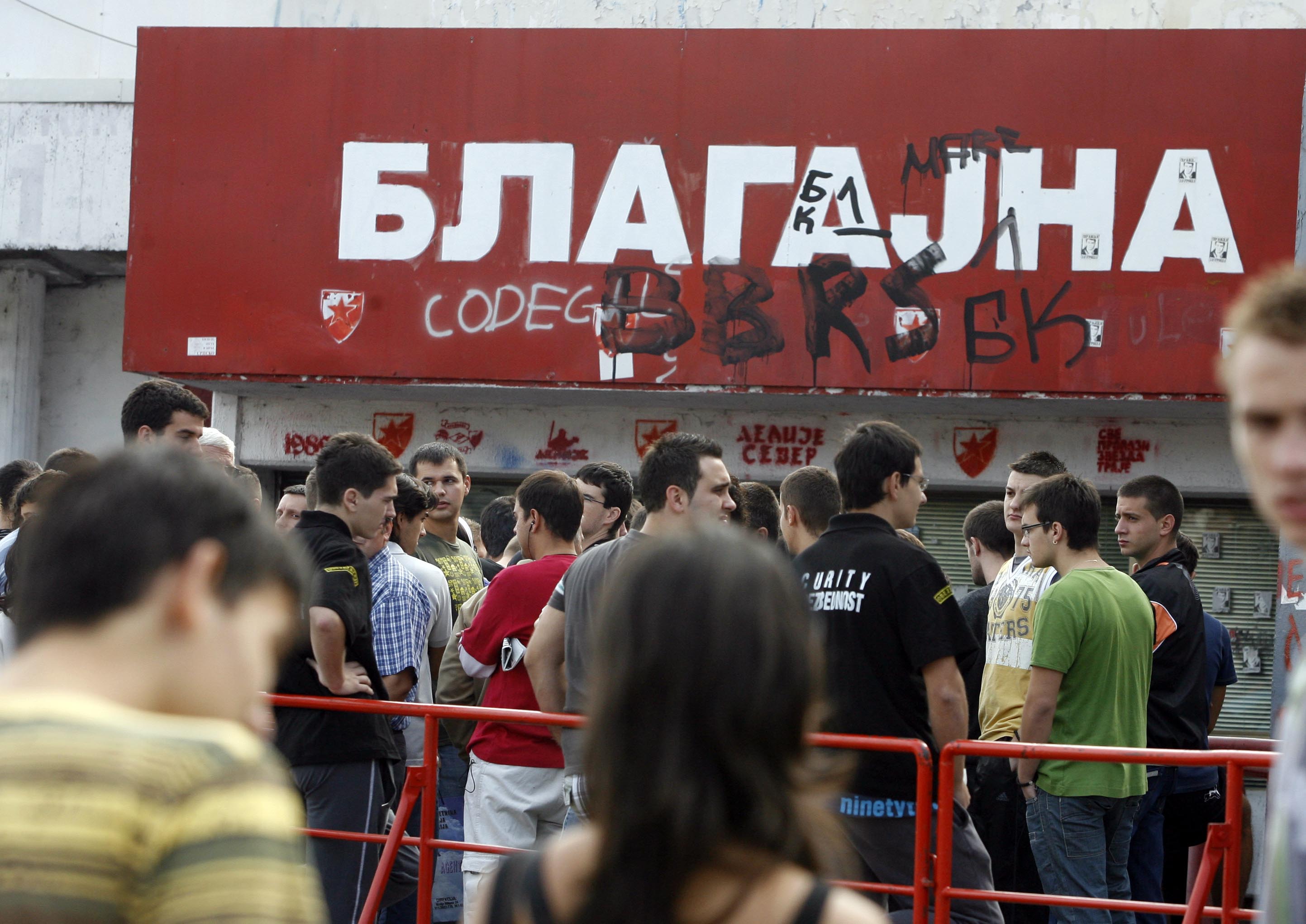 Prodaja ulaznica za utakmicu Srbija Rumunija stadion Crvena Zvezda Marakana Blagajna Ulaznice Navijac Navijaci 30.9.2009. (credit image photo: copyright © Pedja Milosavljevic ® 2009 +381641260959 thepedja@gmail.com