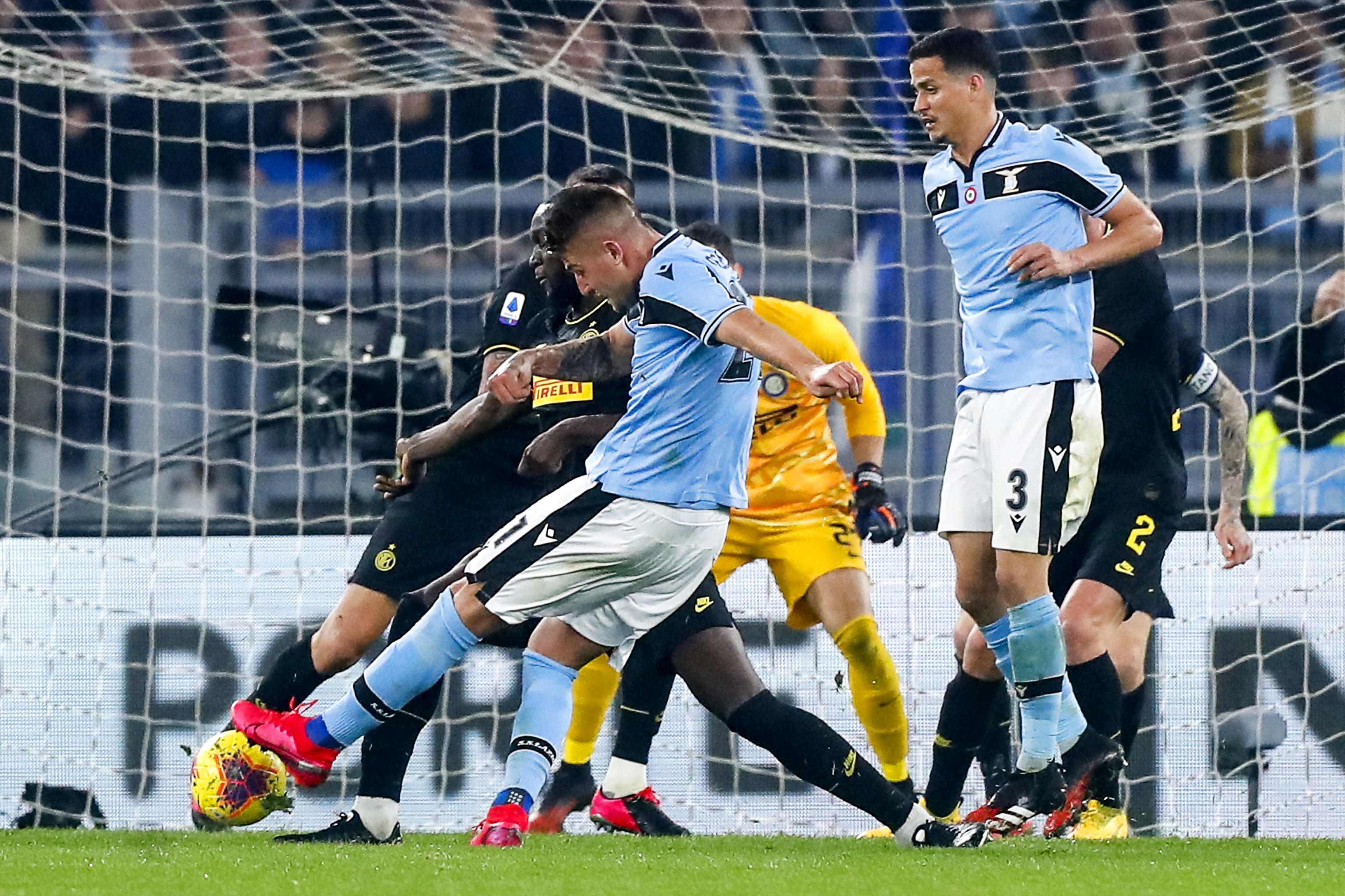 epa08222976 Lazio's Sergej Milinkovic-Savic scores the 2-1 goal during the Italian Serie A soccer match SS Lazio vs FC Inter at Olimpico stadium in Rome, Italy, 16 February 2020.  EPA-EFE/ANGELO CARCONI