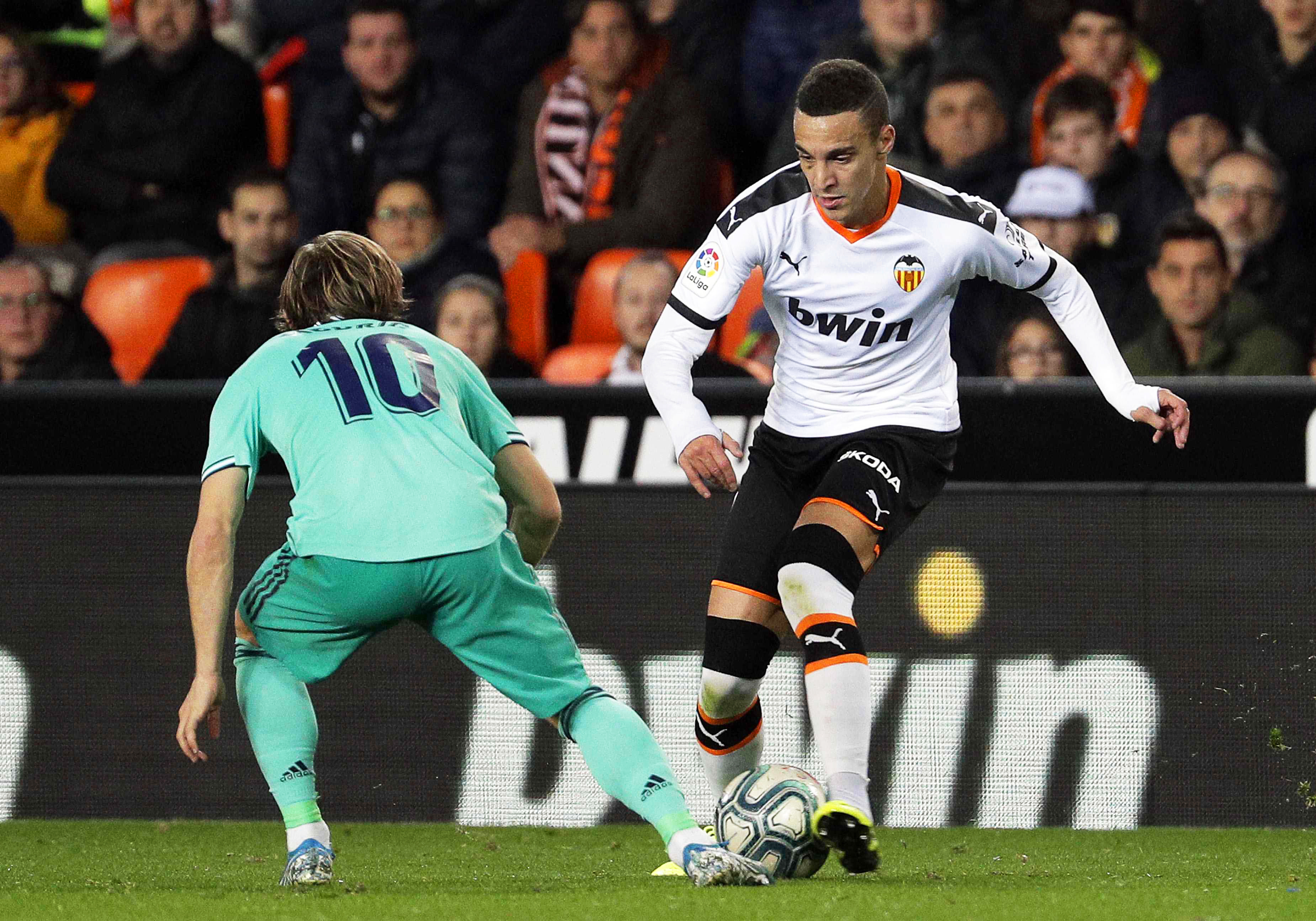 epa08074431 Valencia's Rodrigo Moreno (R) in action against Real Madrid's Luka Modric (L) during the Spanish La Liga soccer match between Valencia CF and Real Madrid at Mestalla stadium in Valencia, Spain, 15 December 2019.  EPA-EFE/MANUEL BRUQUE
