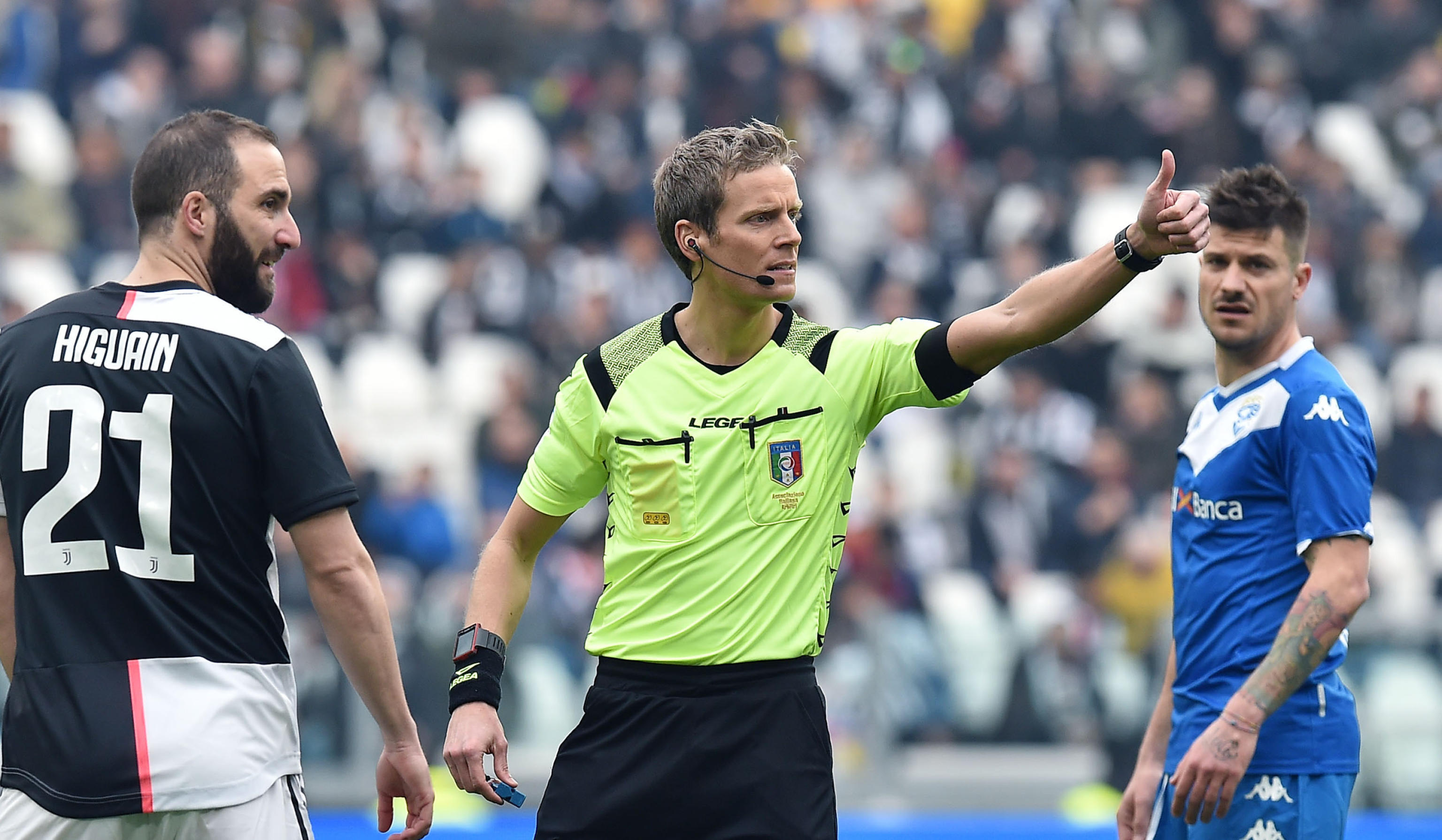 epa08222488 Referee Daniele Chiffi (C) during the Italian Serie A soccer match Juventus FC vs Brescia Calcio at the Allianz stadium in Turin, Italy, 16 February 2020.  EPA-EFE/ALESSANDRO DI MARCO