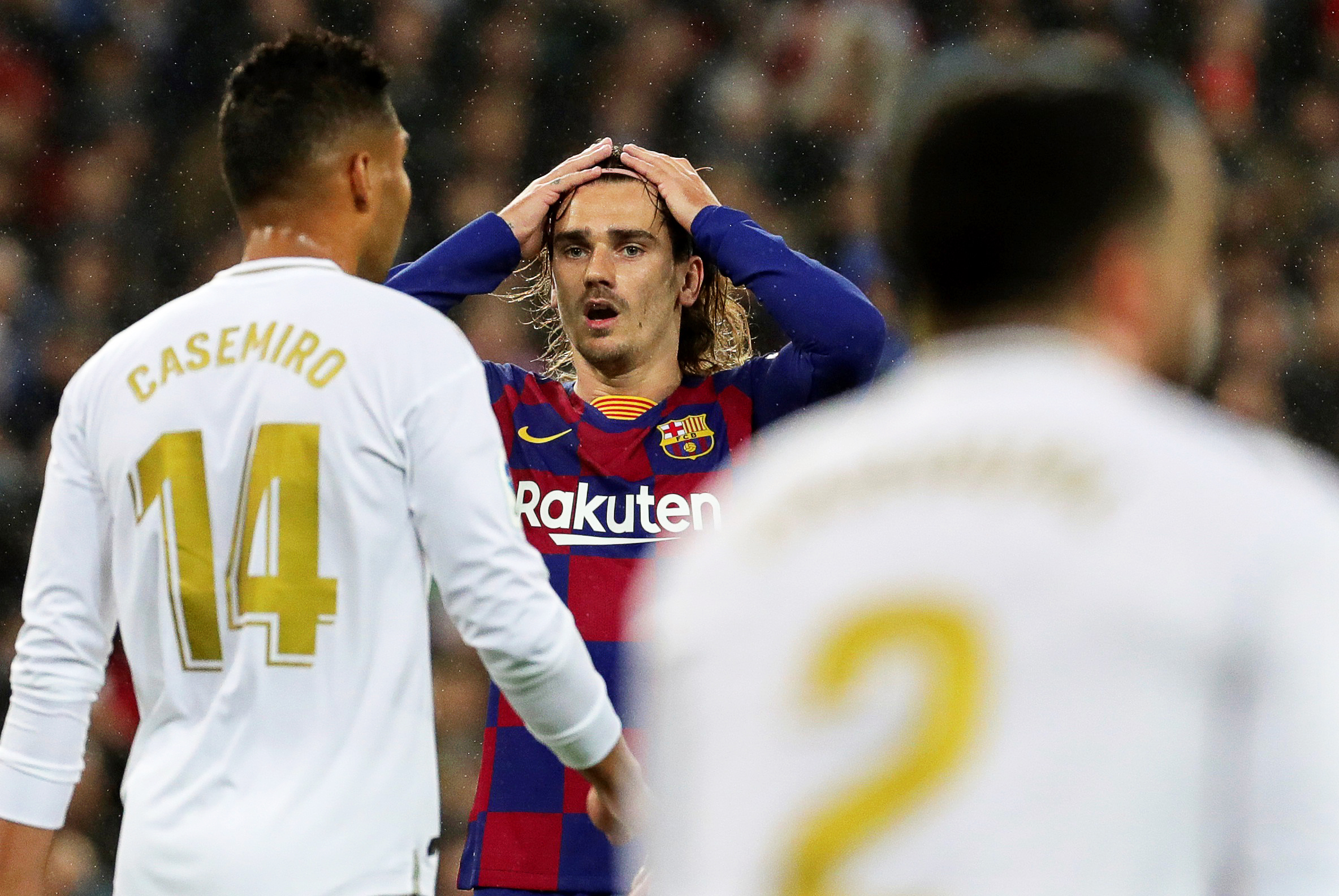 epa08263145 FC Barcelona's Antoine Griezmann (C) reacts during the Spanish La Liga soccer match between Real Madrid and FC Barcelona, traditionally known as 'El Clasico', at Santiago Bernabeu stadium in Madrid, Spain, 01 March 2020.  EPA-EFE/JUANJO MARTIN