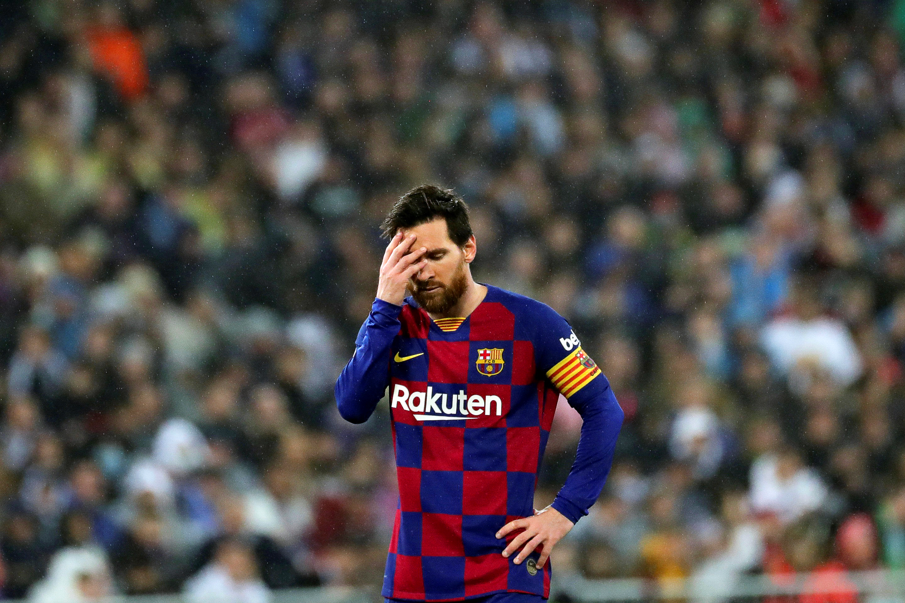 epa08263329 FC Barcelona's Lionel Messi reacts during the Spanish La Liga soccer match between Real Madrid and FC Barcelona, traditionally known as 'El Clasico', at Santiago Bernabeu stadium in Madrid, Spain, 01 March 2020.  EPA-EFE/JUANJO MARTIN