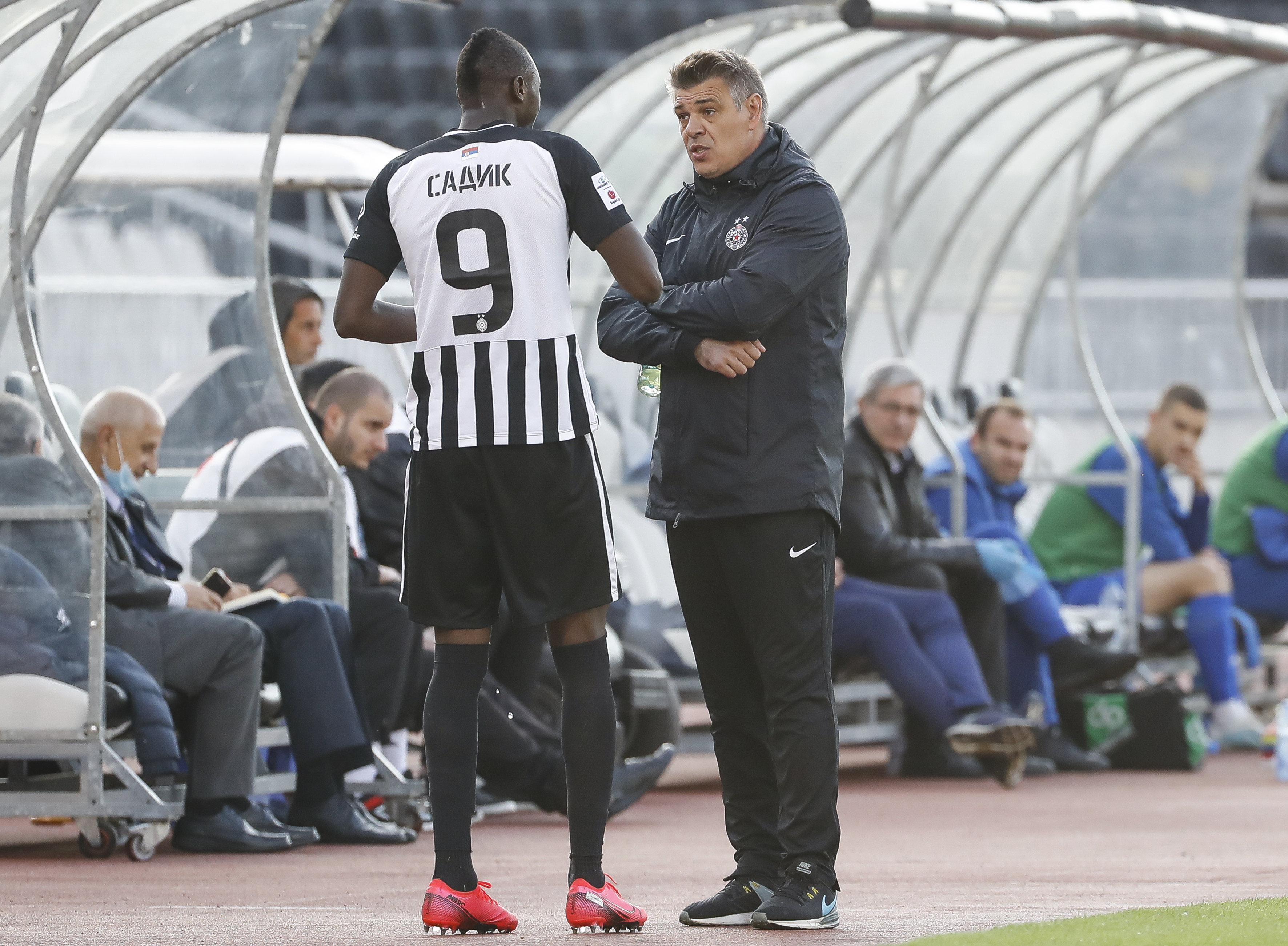 Fudbal Super League Season 2019-2020
Partizan v Mladost Lucani
head coach Savo Milosevic (R) speaks to Umar Sadiq (L)
Beograd, 30.05.2020.
foto: Srdjan Stevanovic/Starsportphoto ©