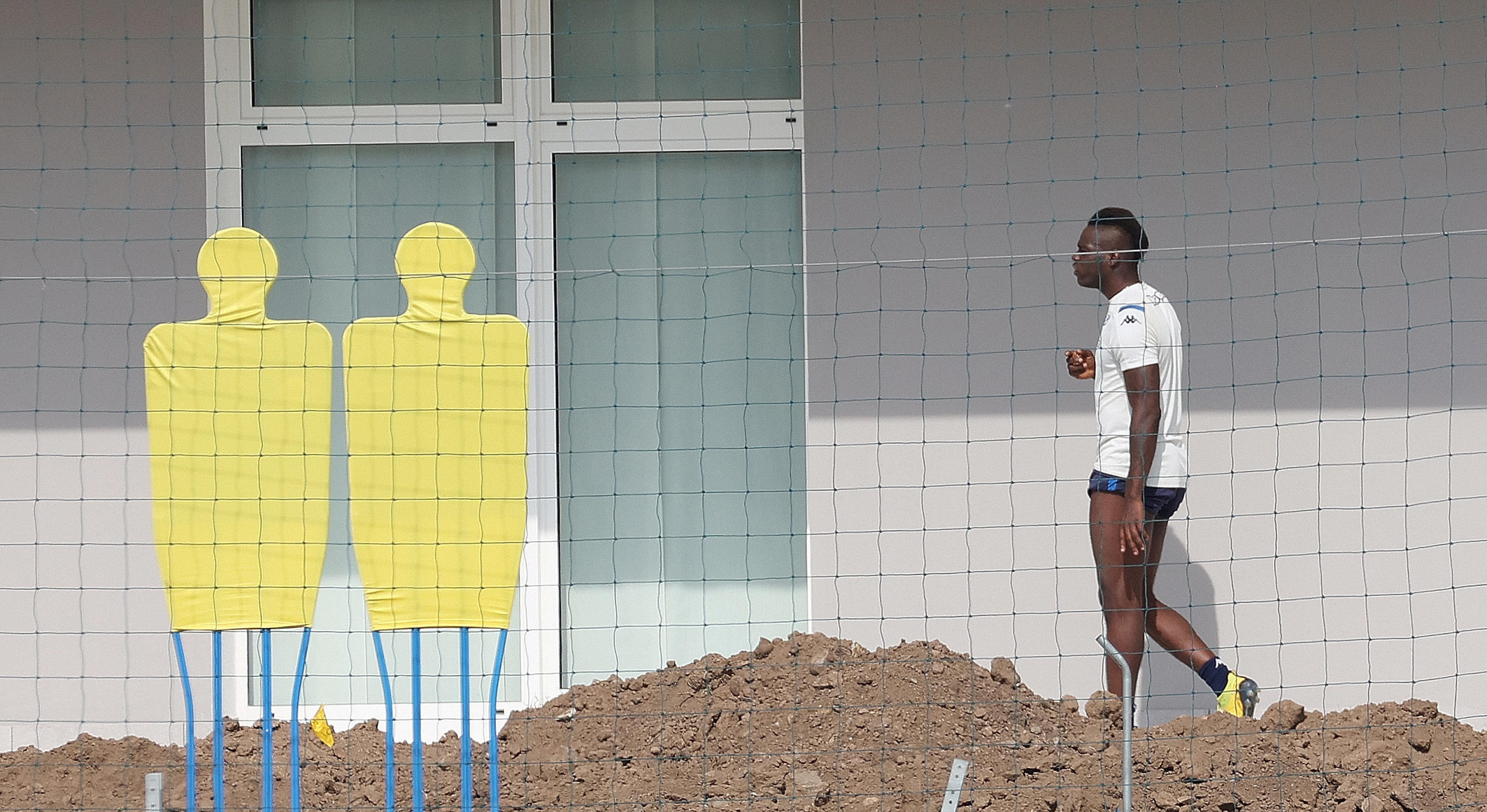 epa08437009 Forward Mario Balotelli of Italian Serie A club Brescia Calcio arrives to his first training session during the coronavirus pandemic at the Torbole Sports Center, in Torbole, Italy,  22 May 2020.  EPA-EFE/SIMONE VENEZIA