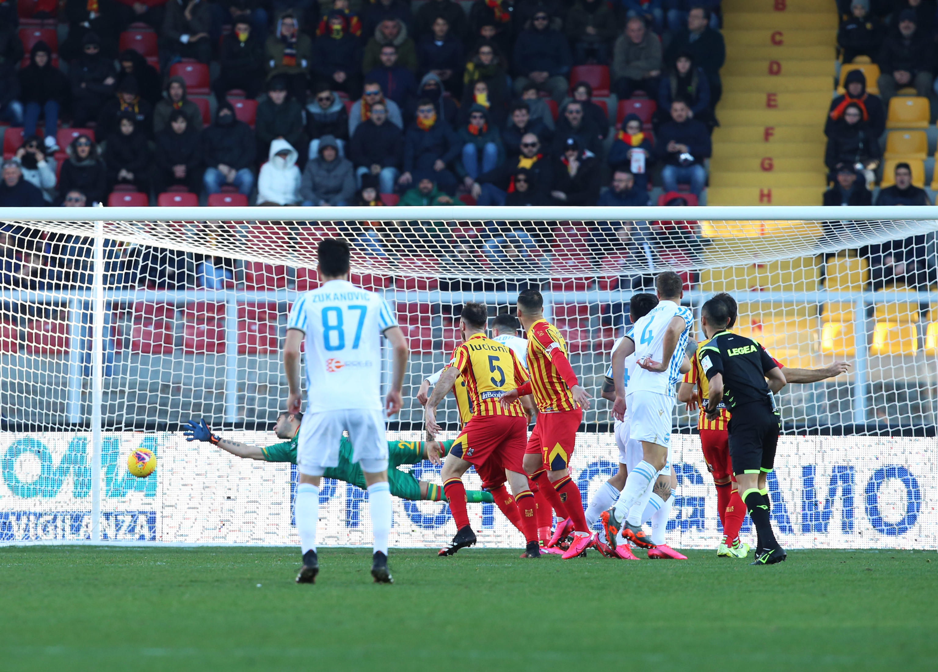 epa08219797 Lecce's goalkeeper Mauro Vigorito (C) concedes a goal during the Italian Serie A soccer match US Lecce vs Spal at the Via del Mare stadium in Lecce, Italy, 15 February 2020.  EPA-EFE/MARCO LEZZI
