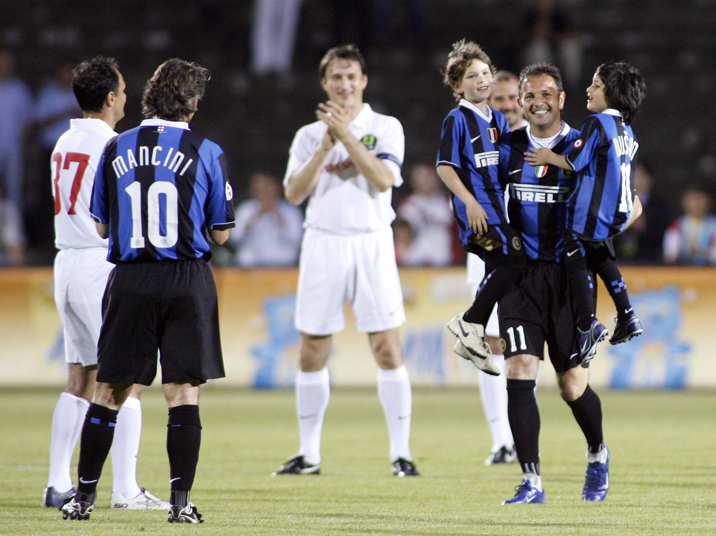 Fudbal, farewell of Sinisa Mihajlovic.FK Inter Vs. Sinisa friends, oprostajni mec.Sinisa Mihajlovic, sa sinovima, with sons.Novi Sad, 05.28.2007..foto: Srdjan Stevanovic