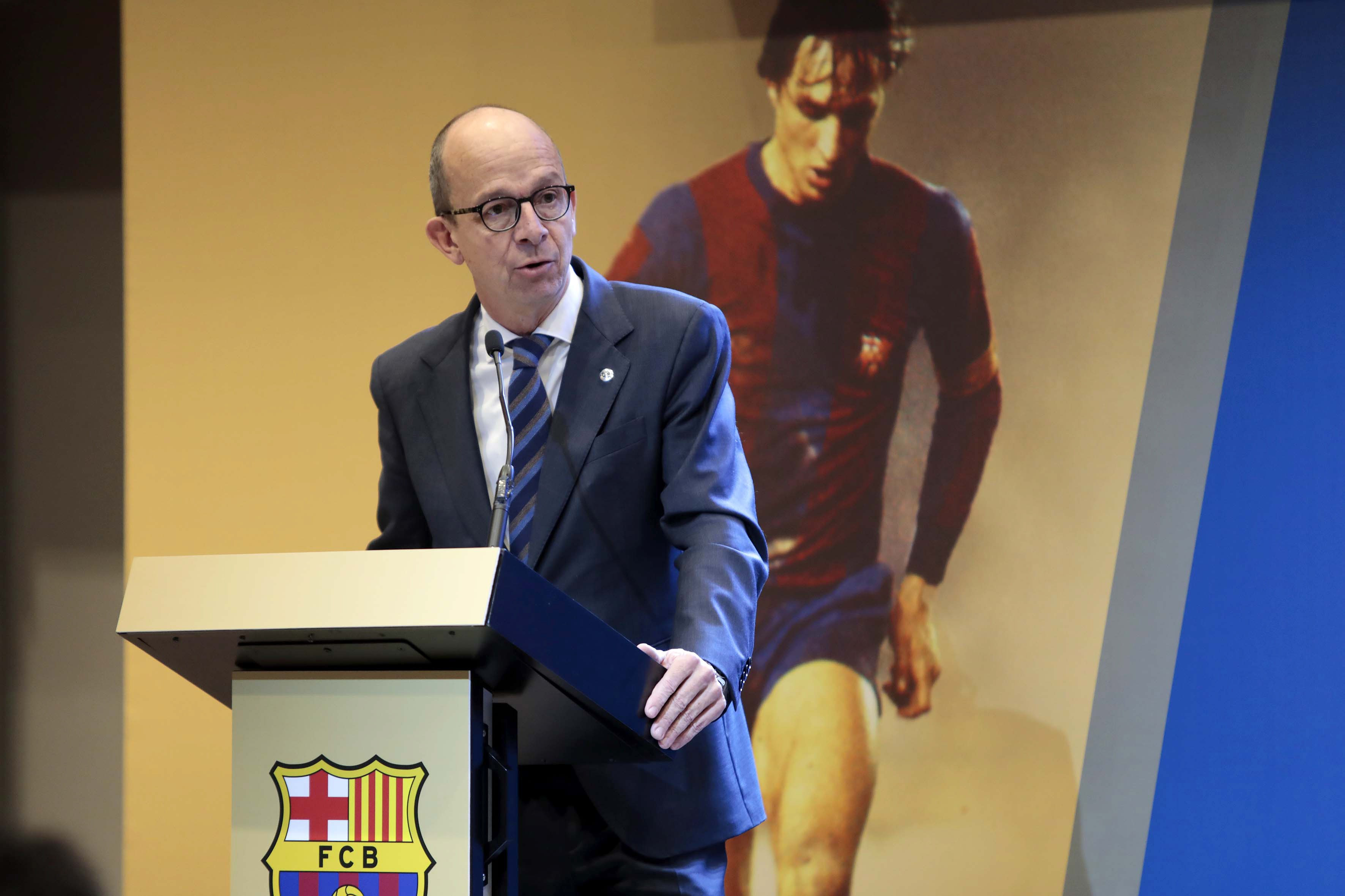 epa05869678 First vice president of Barcelona FC, Jordi Cardoner (R), gives a speech during a tribute to Johan Cruyff held in Barcelona, Spain, on 25 March 2017.  EPA/Susanna Saez