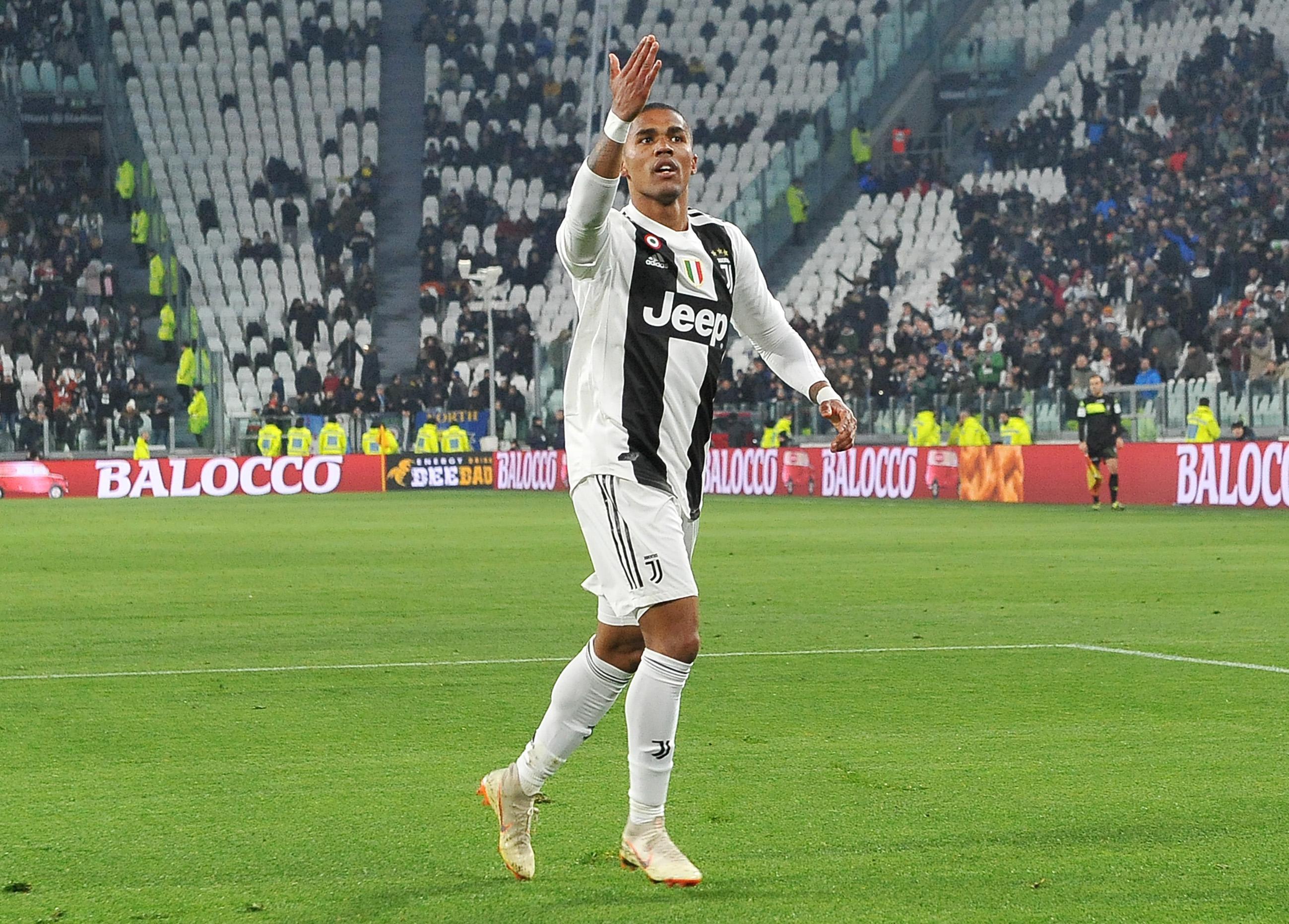 epa07307346 Juventus' Douglas Costa jubilates after scoring the goal (1-0) during the Italian Serie A soccer match Juventus FC vs AC Chievo Verona at Allianz stadium in  Turin, Italy, 21 January 2019.  EPA-EFE/ALESSANDRO DI MARCO
