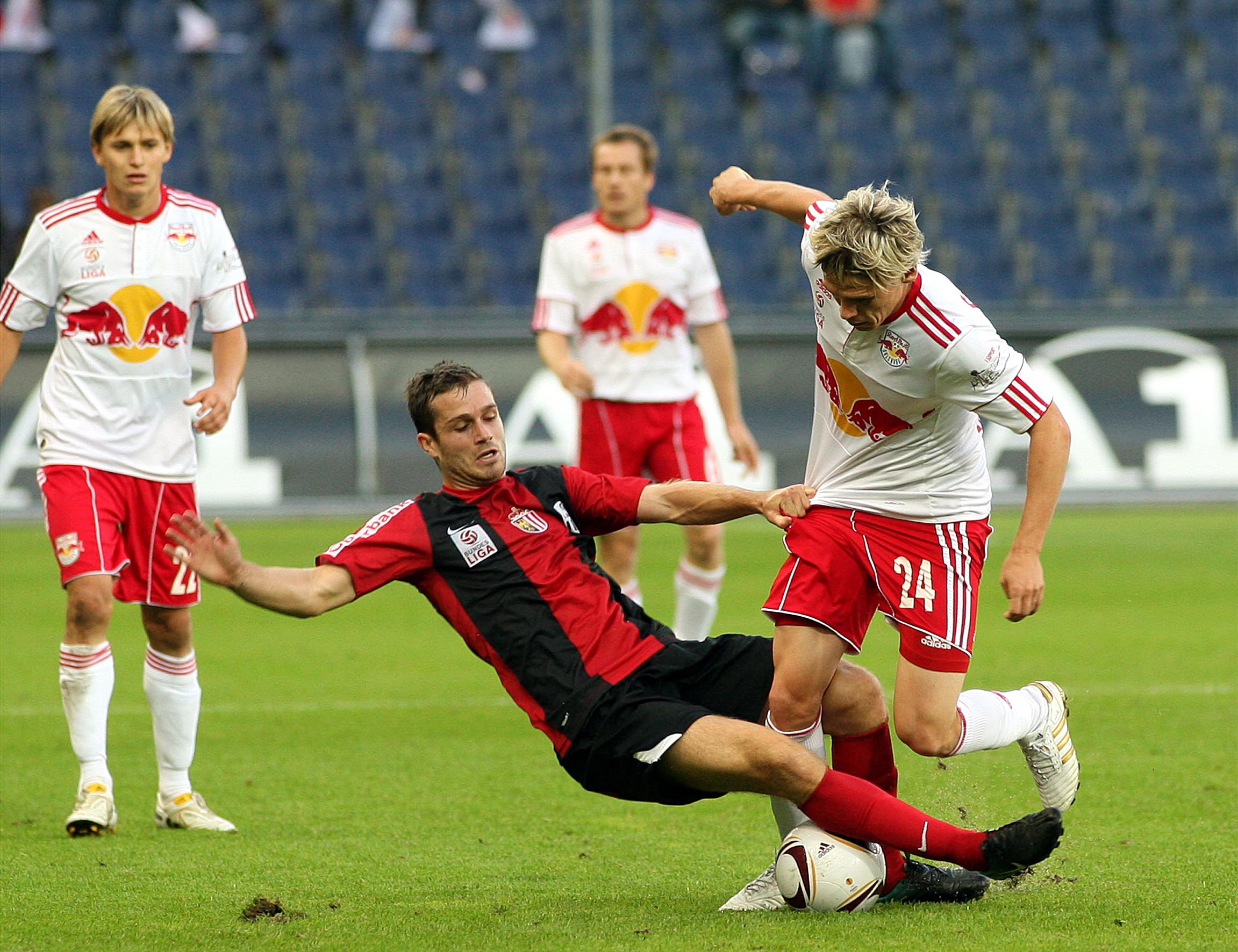epa02329251 LASK Emin Sulimani (L) holds Christoph Leitgeb from Red Bulls during the Austria Soccer Bundesliga match between Red Bull Salzburg and LASK Linz on 11 September 2010 in Salzburg, Austria.  EPA/KRUGFOTO
