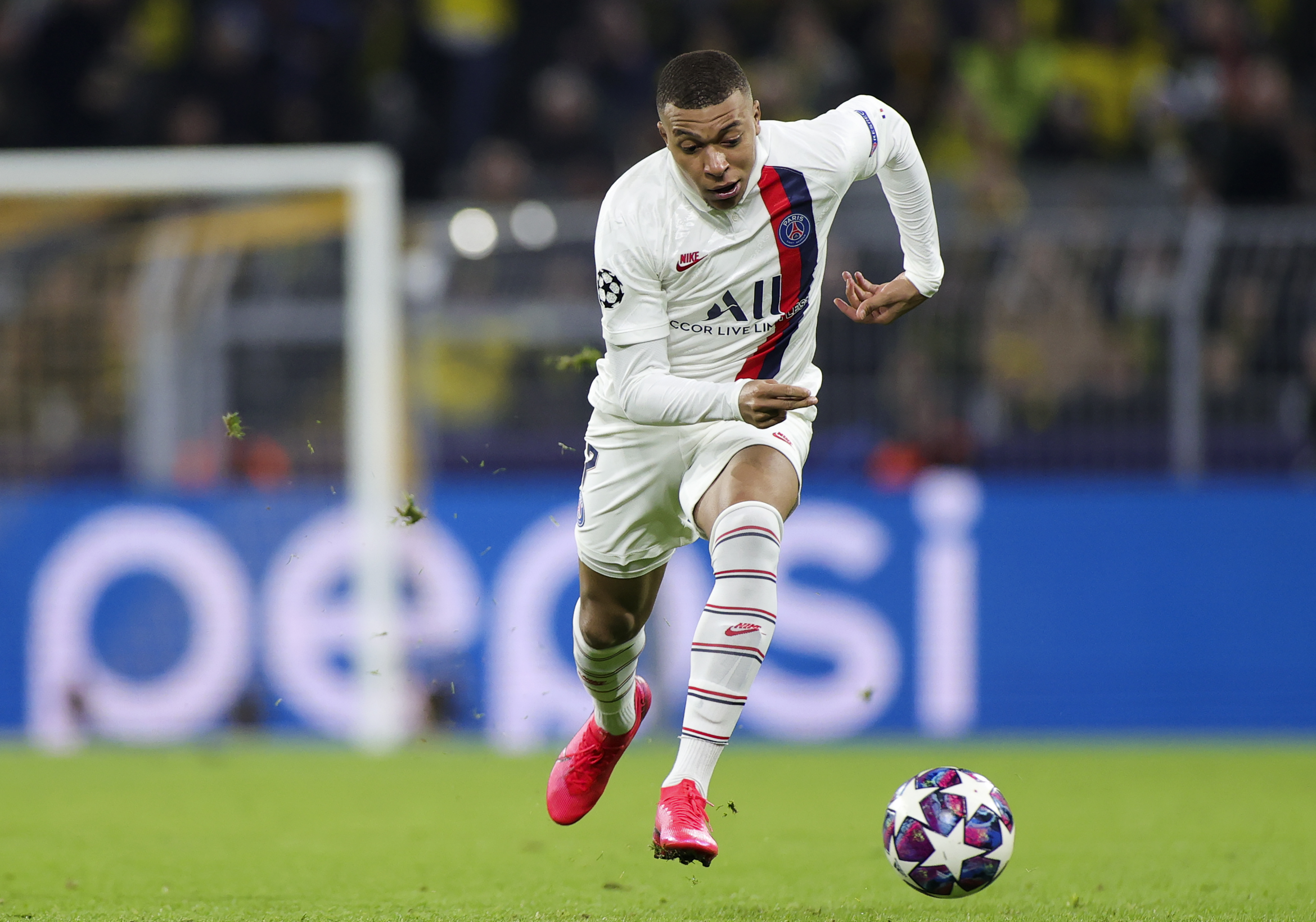 epa08226707 PSG's Kylian Mbappe in action during the UEFA Champions League round of 16 first leg soccer match between Borussia Dortmund and Paris Saint-Germain  in Dortmund, Germany, 18 February 2020.  EPA-EFE/FRIEDEMANN VOGEL