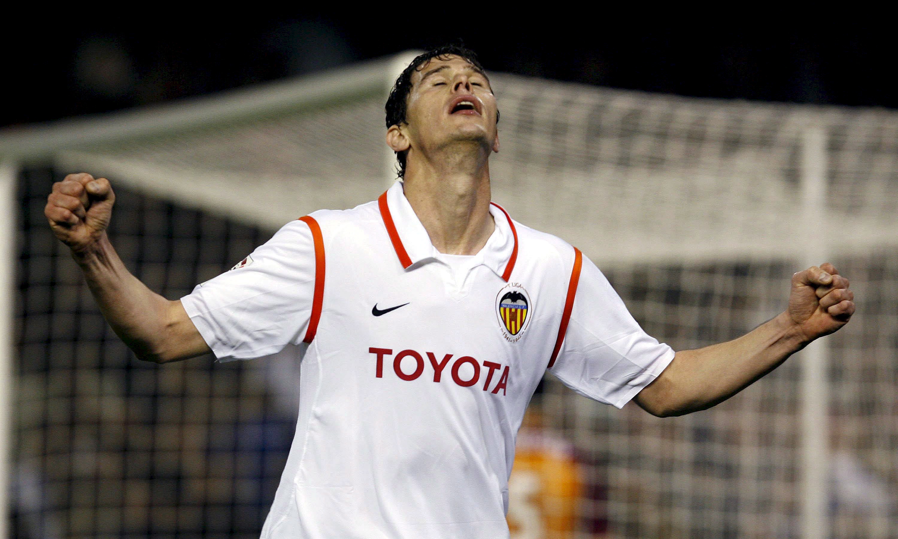 epa01264817 Valencia CF's Serbian forward Nicola Zigic reacts during their Spanish First Division League soccer match against Recreativo Huelva, at Mestalla stadium, in Valencia, eastern Spain, 23 February 2008.  EPA/Kai Försterling