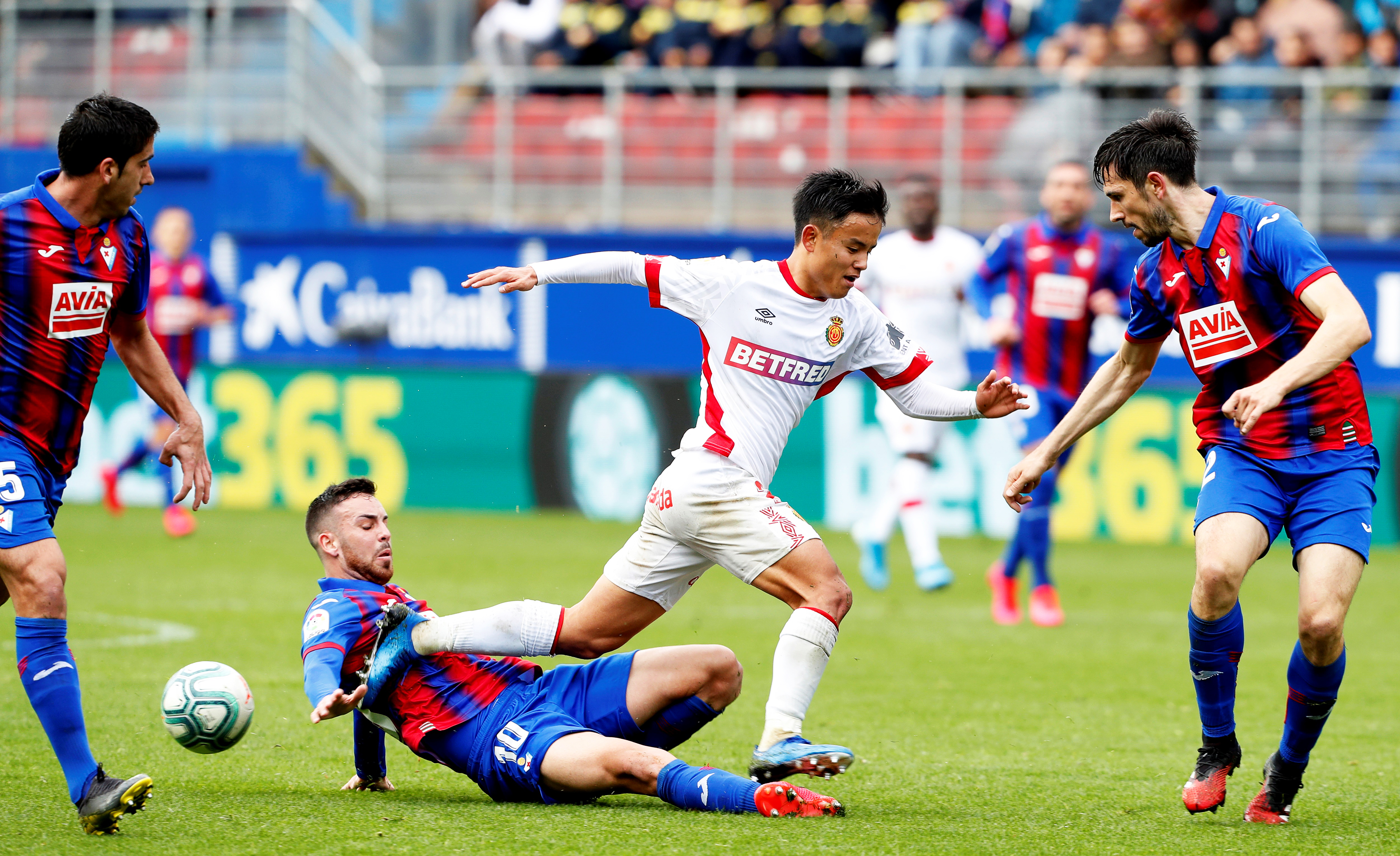 epa08276465 Mallorca's Japanese midfielder Takefusa Kubo (C-R) in action against Eibar's Edu Exposito (bottom) during the Spanish La Liga soccer match between SD Eibar and RCD Mallorca in Eibar, northern Spain, 07 March 2020.  EPA-EFE/JUAN HERRERO