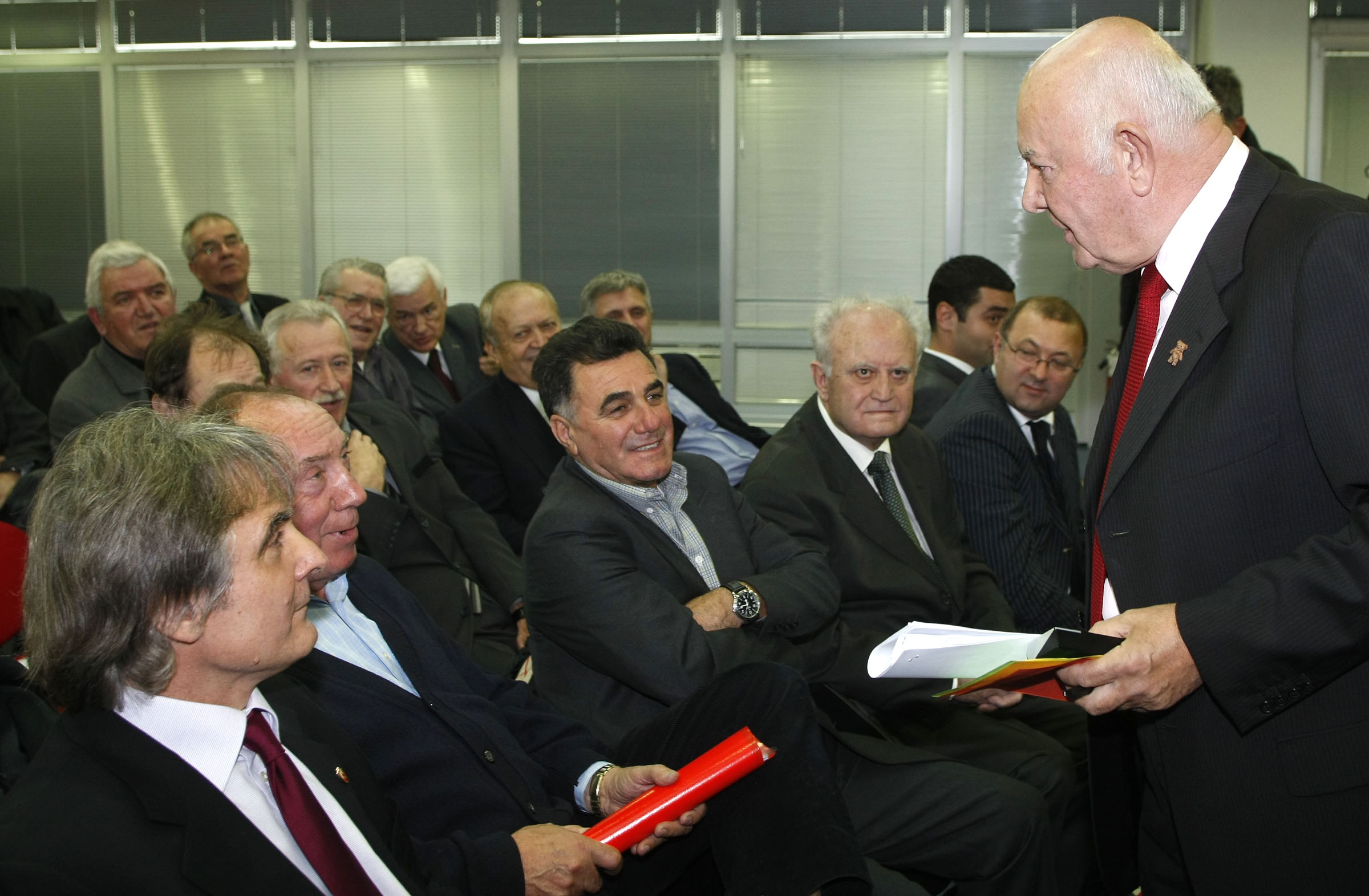 Fudbal, Skupstina FK Crvena Zvezda.Izbor novog predsednika.Dobrivoje Tanasijevic (Dan Tana), right argue with Milovan Djoric, right, Dusan Savic and Stanislav Karasi, right.Beograd, 13.11.2008..foto: Srdjan Stevanovic/Starsportphoto.com ©