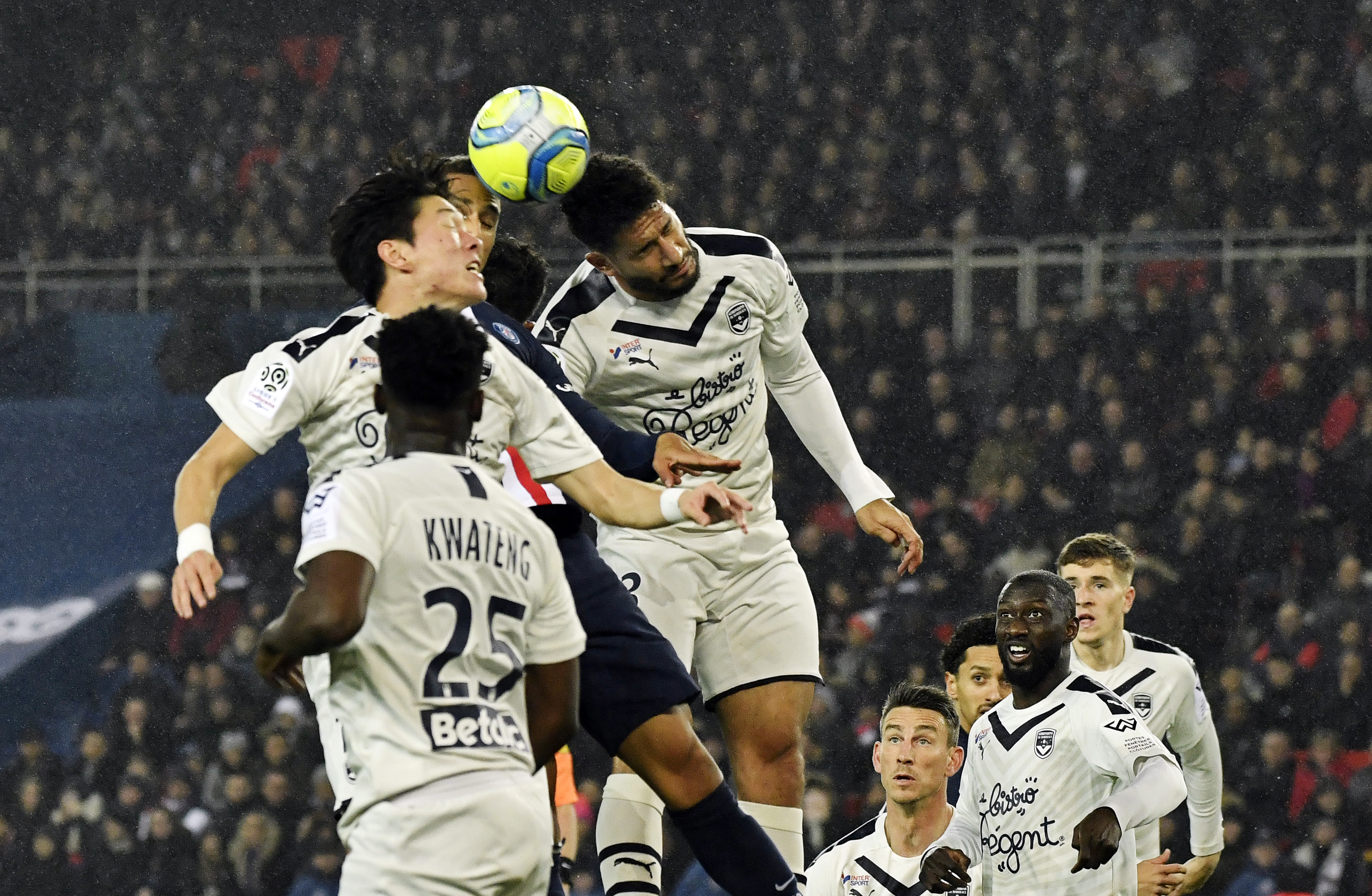 epa08242220 Hwang Ui-jo (L) of Bordeaux in action during the French Ligue 1 soccer match between Paris Saint-Germain (PSG) and Girondins Bordeau?x at the Parc des Princes stadium in Pa?ris, France, 23 February 2020.  EPA-EFE/JULIEN DE ROSA