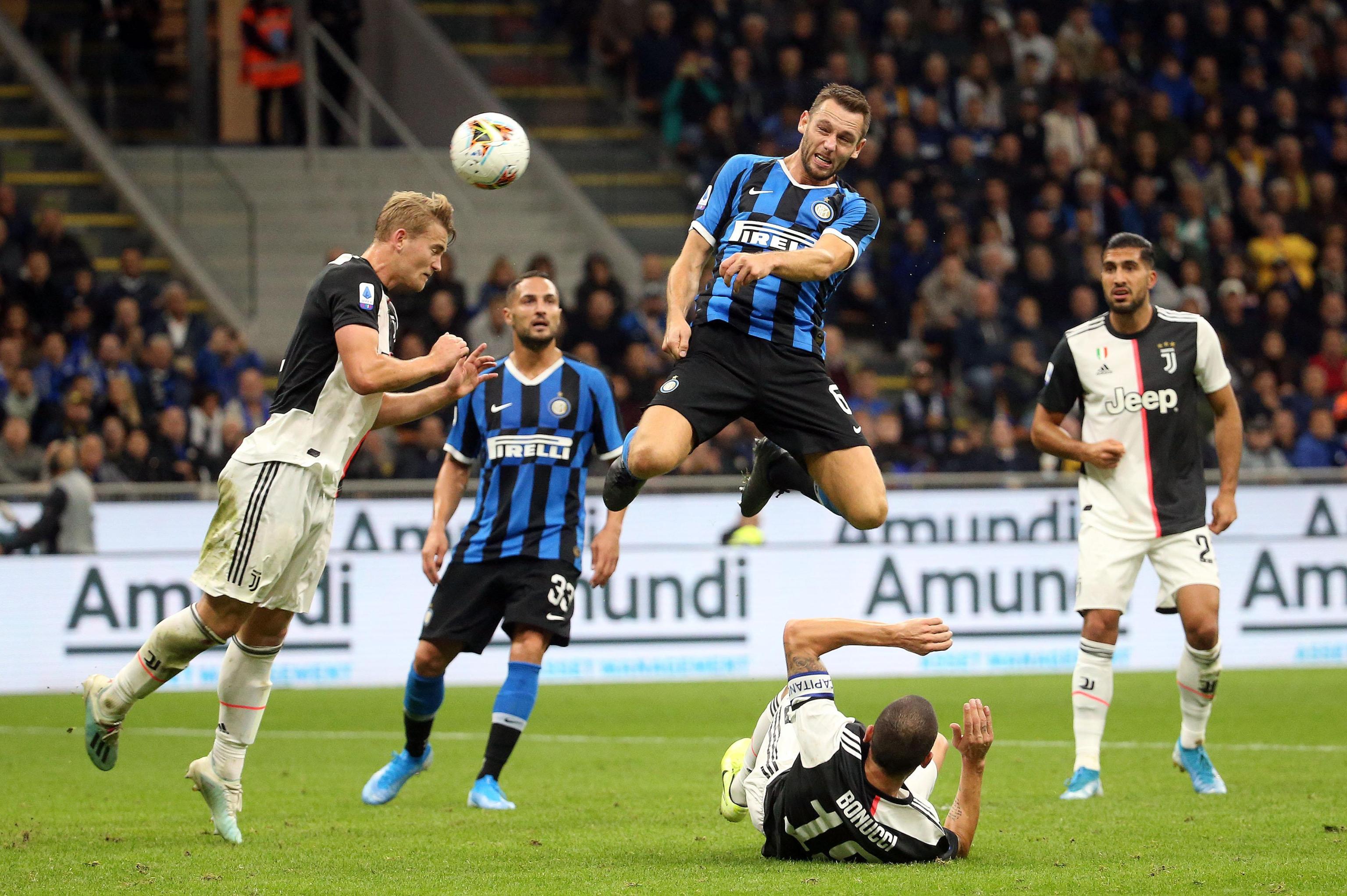 epa07902394 Juventus' Matthijs De Ligt (L) and Inter's Stefan De Vrij jump for the ball during the Italian serie A soccer match between FC Inter and Juventus FC at Giuseppe Meazza stadium in Milan, Italy, 6 October 2019.  EPA-EFE/MATTEO BAZZI