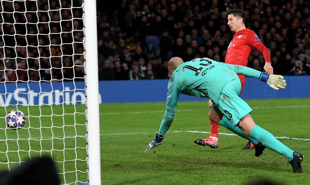 epa08247870 Bayern's Robert Lewandowski (R) scoring this team third goal during the UEFA Champions League Round of 16, first leg match between Chelsea FC and Bayern Munich in London, Britain, 25 February 2020.  EPA-EFE/ANDY RAIN