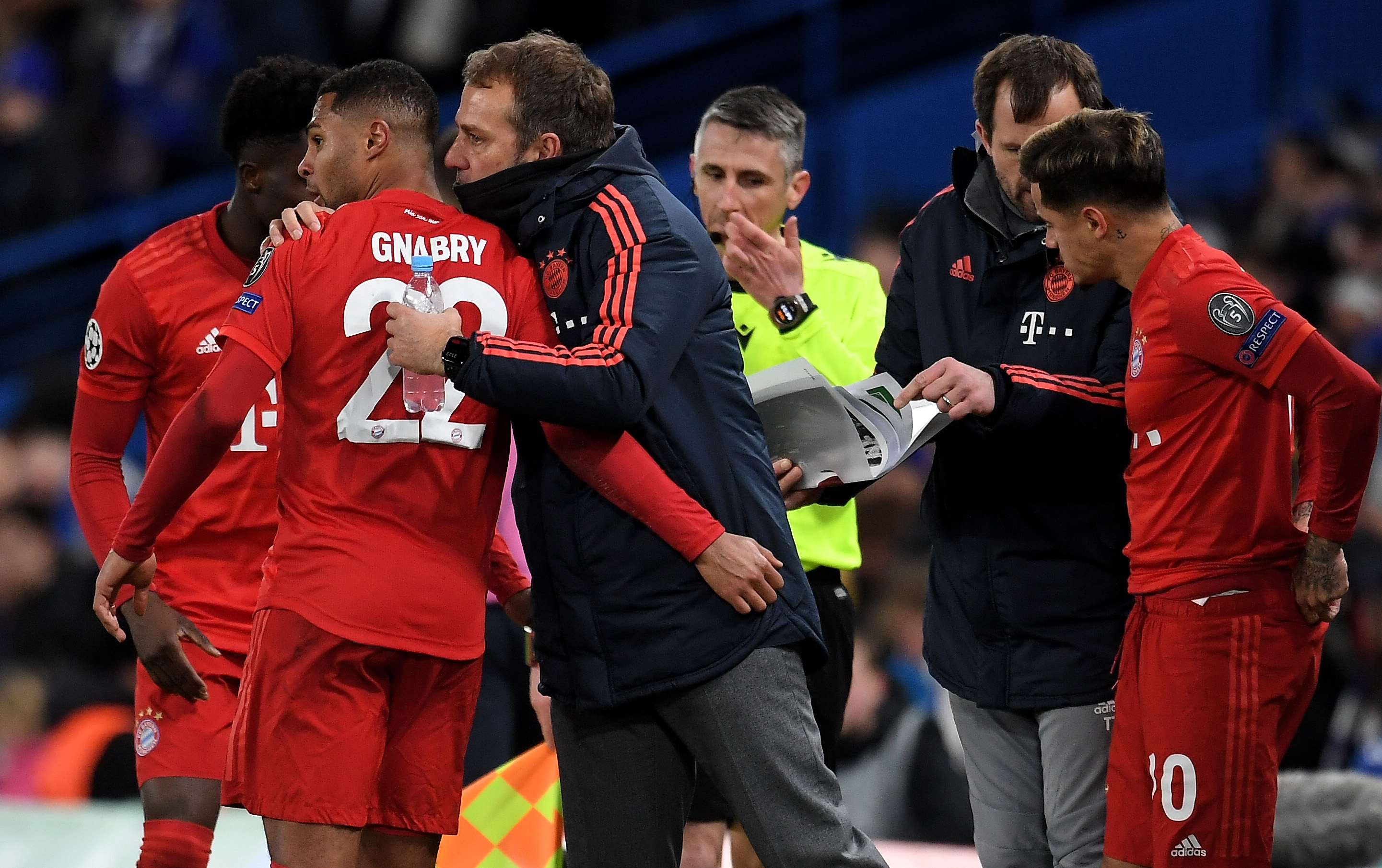 epa08247867 Bayern's head coach Hansi Flick (C) reacts with Bayern's Serge Gnabry (2-L) during the UEFA Champions League Round of 16, first leg match between Chelsea FC and Bayern Munich in London, Britain, 25 February 2020.