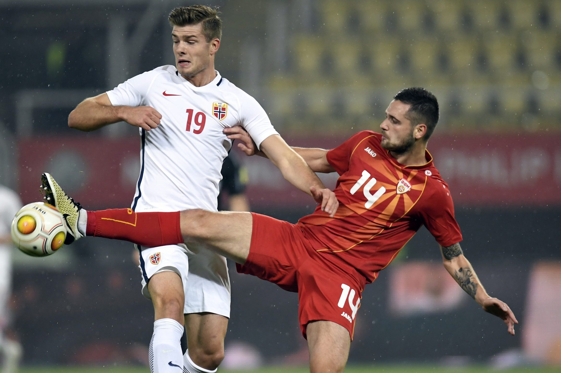 epa06323211 Norway's Alexander Sorloth (L) in action  against Macedonia's Darko Velkovski during the International friendly match between FYROM and Norway in Skopje, The Former Yugoslav Republic of Macedonia on 11 November 2017.  EPA-EFE/GEORGI LICOVSKI