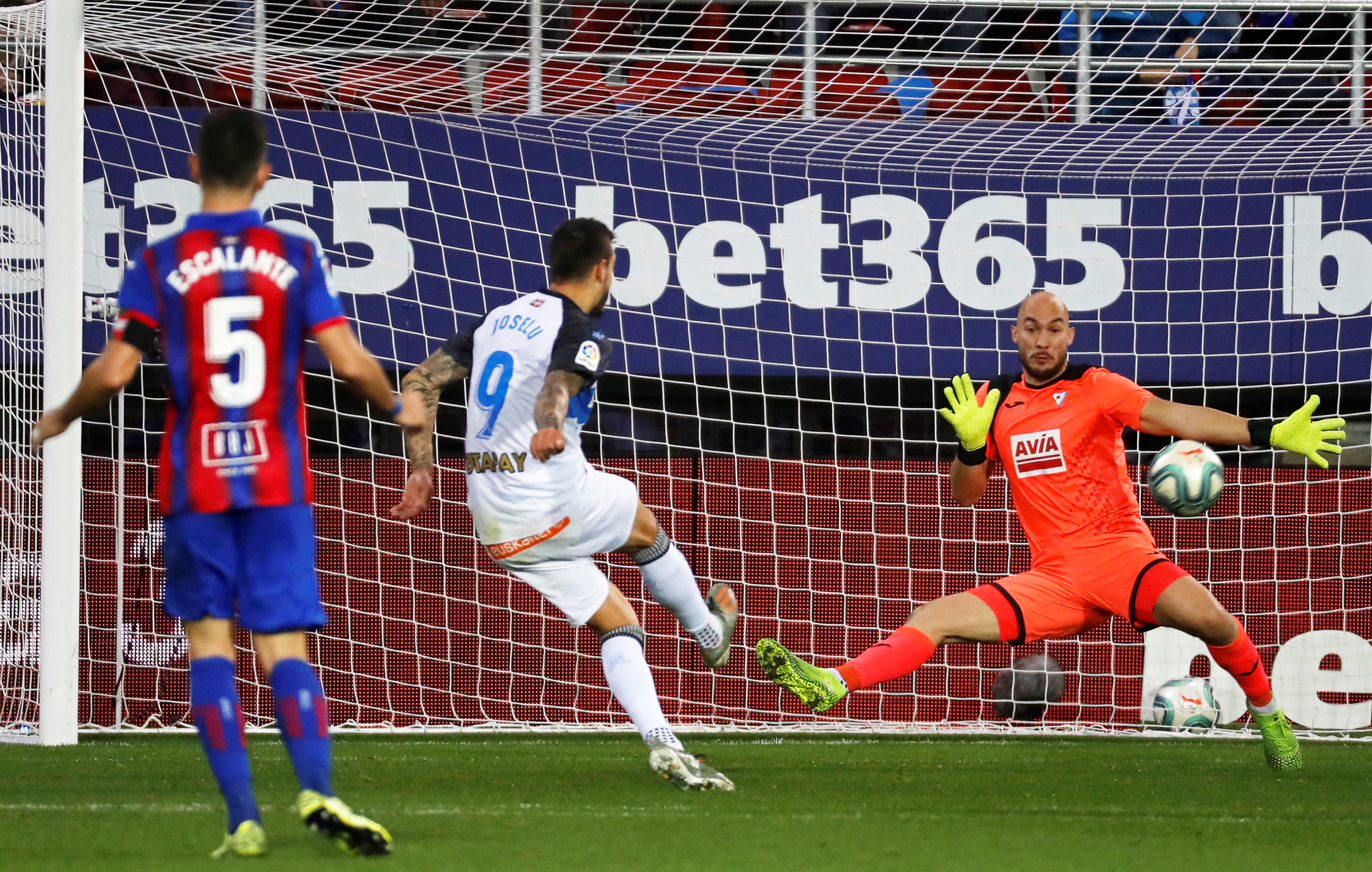 epa08022631 Alaves' Joselu (C) scores a goal against Eibar's goalkeeper Marko Dmitrovic (R) during the Spanish La Liga soccer match between SD Eibar and Deportivo Alaves at Ipurua stadium in Eibar, Spain, 24 November 2019.  EPA-EFE/JUAN HERRERO