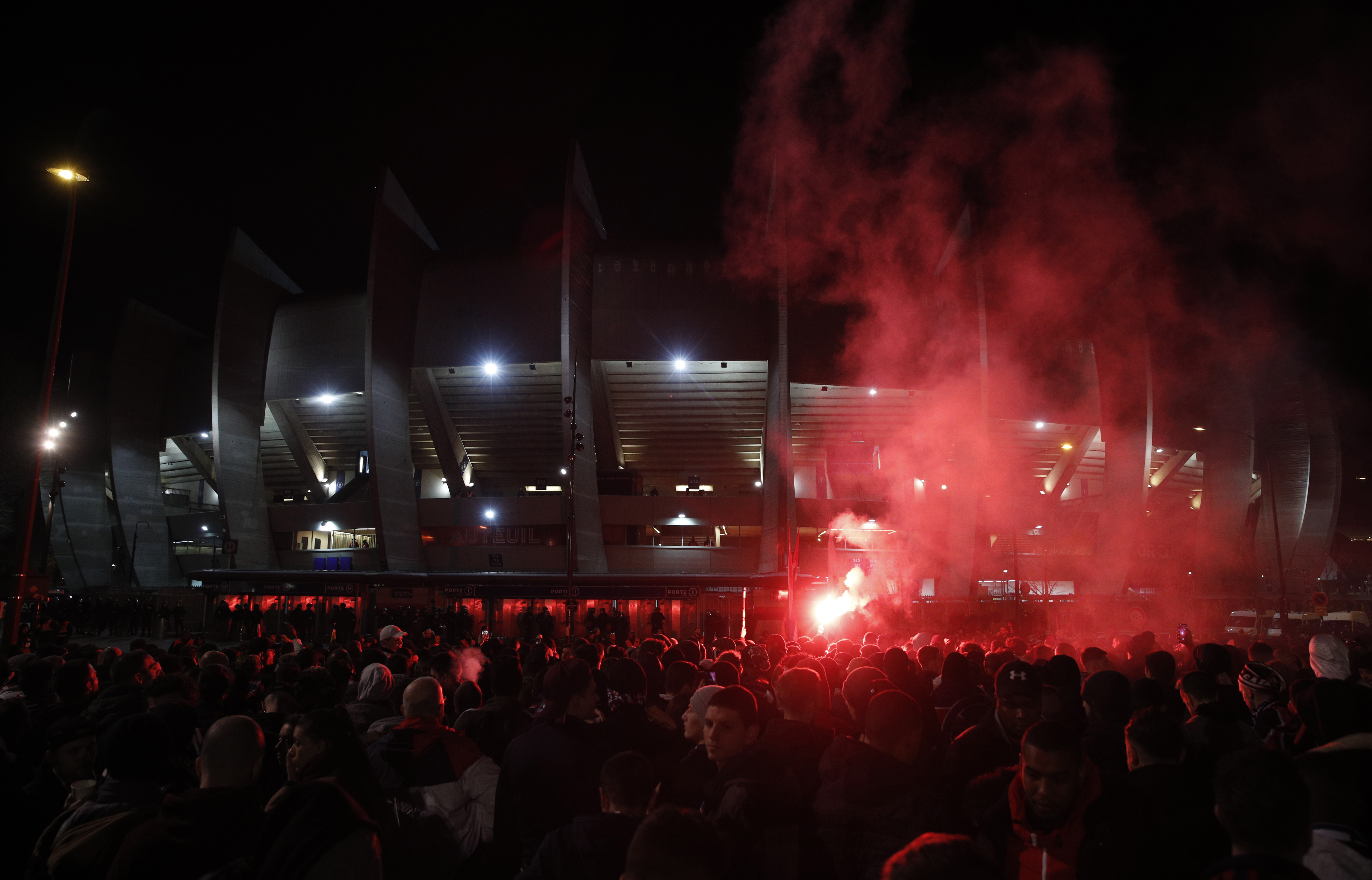 Pariz navijači, Foto: EPA-EFE/YOAN VALAT