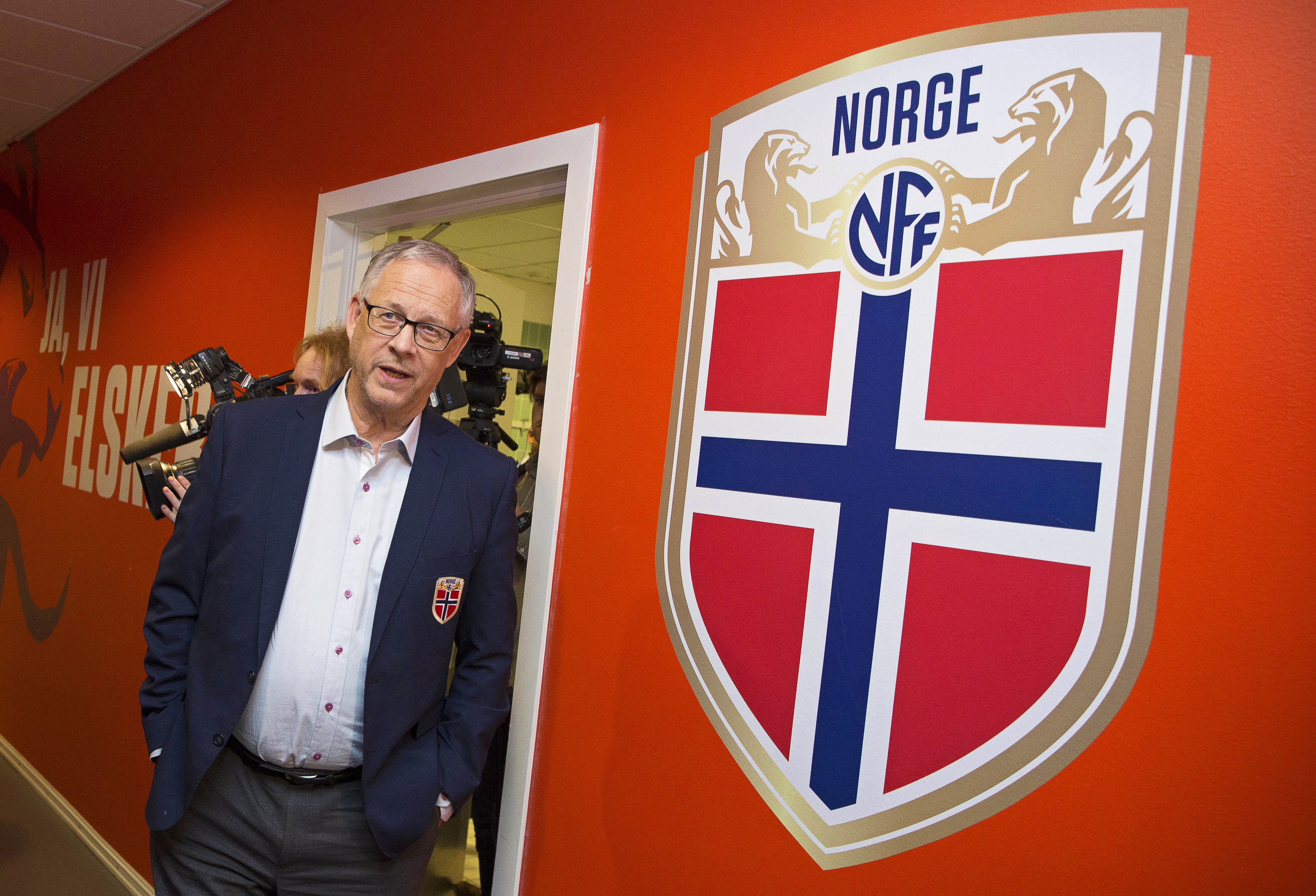 epa05764564 Swedish soccer coach Lars Lagerback poses for photographers during his presentation as new head coach of the Norwegian national soccer team at Ullevaal Stadium in Oslo, Norway, 01 February 2017.  EPA/HAAKON MOSVOLD LARSEN NORWAY OUT
