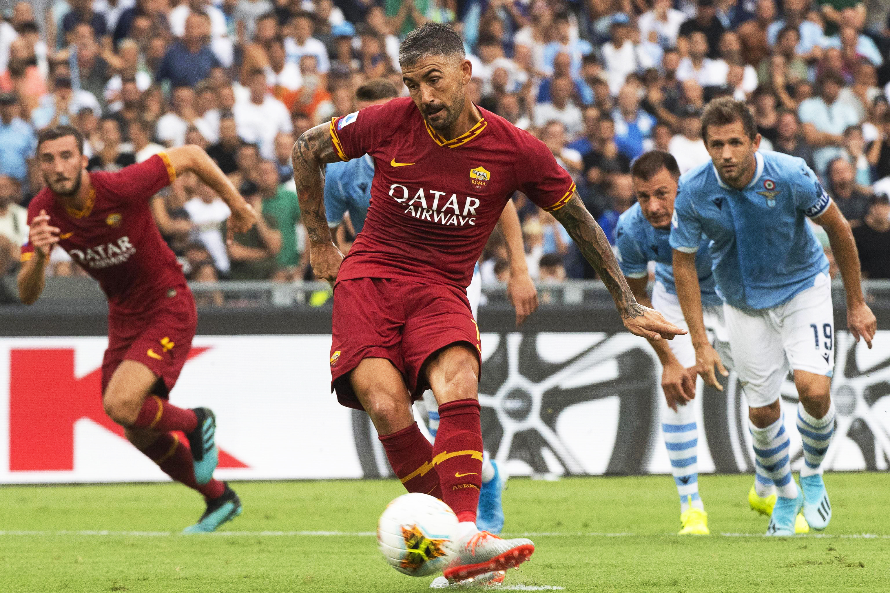 epa07810714 Roma's Aleksandar Kolarov (C) scores the 1-0 lead from the penalty spot during the Italian Serie A soccer derby between SS Lazio and AS Roma at Olimpico stadium in Rome, Italy, 01 September 2019.  EPA-EFE/CLAUDIO PERI