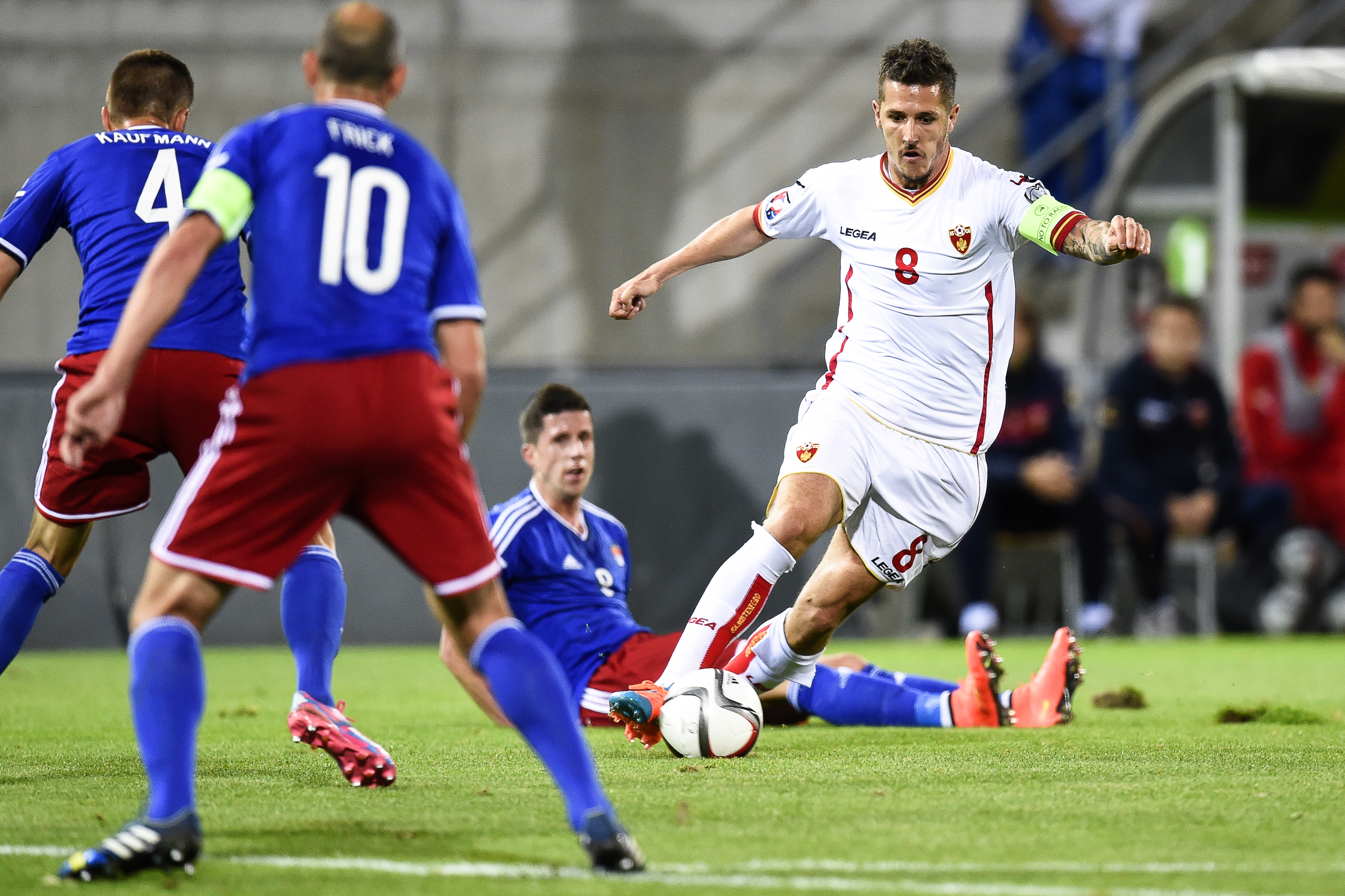 Foto: EPA/GIAN EHRENZELLER
epa04438968 Stevan Jovetic (R) of Montenegro in action during the UEFA EURO 2016 qualifying soccer match between Liechtenstein and Montenegro in Vaduz, Liechtenstein, 09 October 2014.  EPA/GIAN EHRENZELLER
