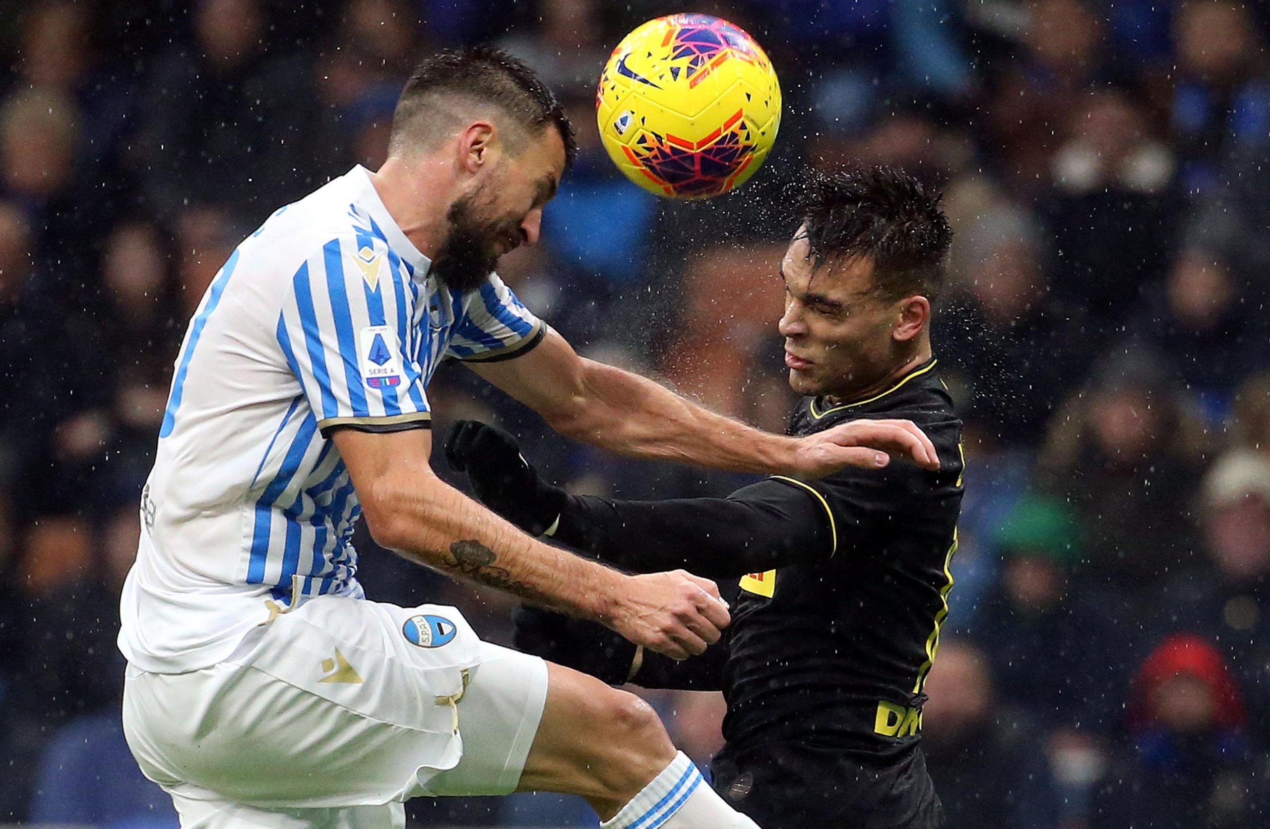 epa08037710 Spal's Nenad Tomovic (L) challenges for the ball  Inter Milan's Lautaro Martinez during the Italian Serie A soccer match  Fc Inter and Spal at Giuseppe Meazza stadium in Milan, Italy, 01 December  2019.  EPA-EFE/MATTEO BAZZI