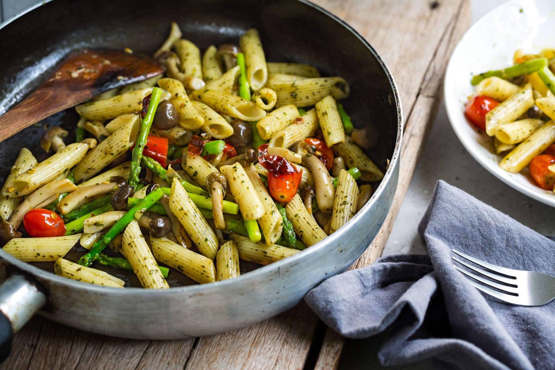 Penne with Shimeji Mushroom and Asparagus in Pesto sauce in a sauce pan,Image: 391369247, License: Royalty-free, Restrictions: , Model Release: no, Credit line: jongjai jongkasemsuk / Panthermedia / Profimedia
