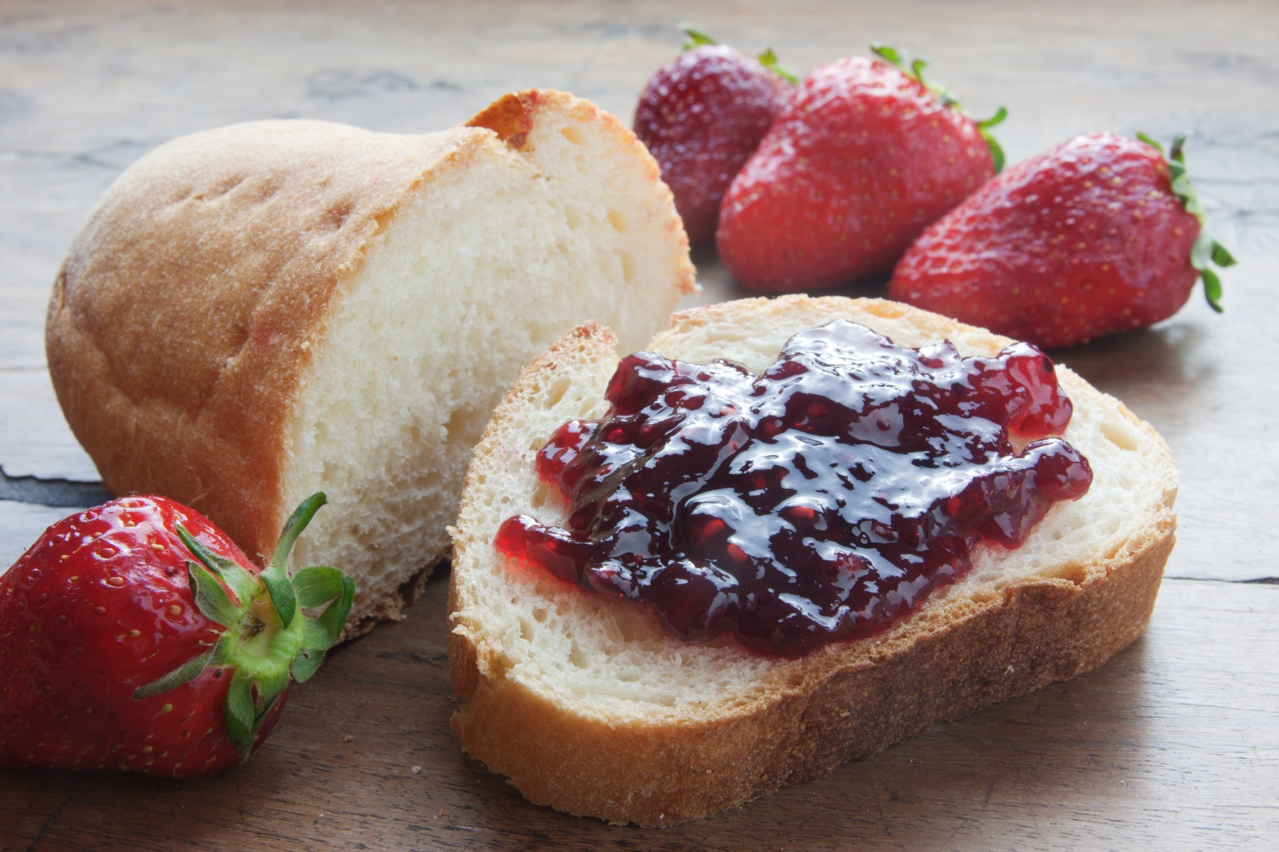 strawberries and strawberry jam on sliced bread, Image: 193990001, License: Royalty-free, Restrictions: , Model Release: no, Credit line: Maurizio Barnaba Grasso / Panthermedia / Profimedia