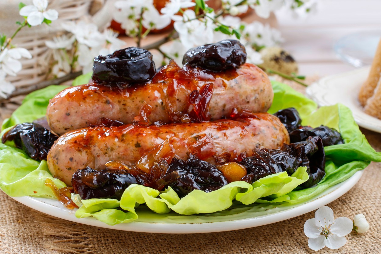 Sausage with plums and onion. Festive dish, Image: 282559987, License: Rights-managed, Restrictions: , Model Release: no, Credit line: - / BEWfood / Profimedia
